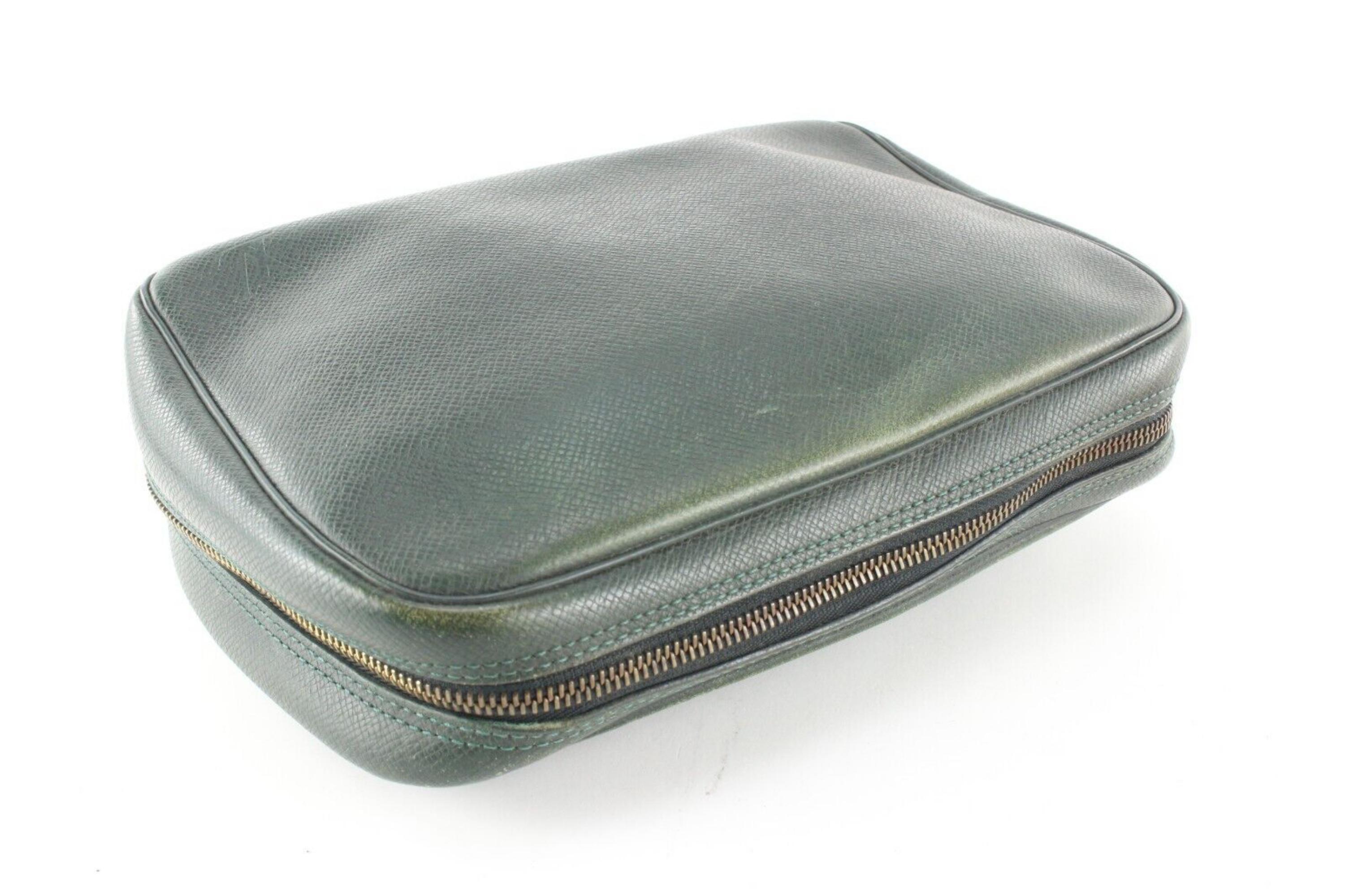 Louis Vuitton Green Taiga Leather Cosmetic Pouch Trousse 9LK0425 For Sale 3