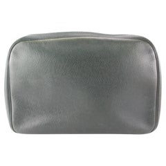 Louis Vuitton - Pochette à maquillage en cuir vert « Taiga » 9LK0425