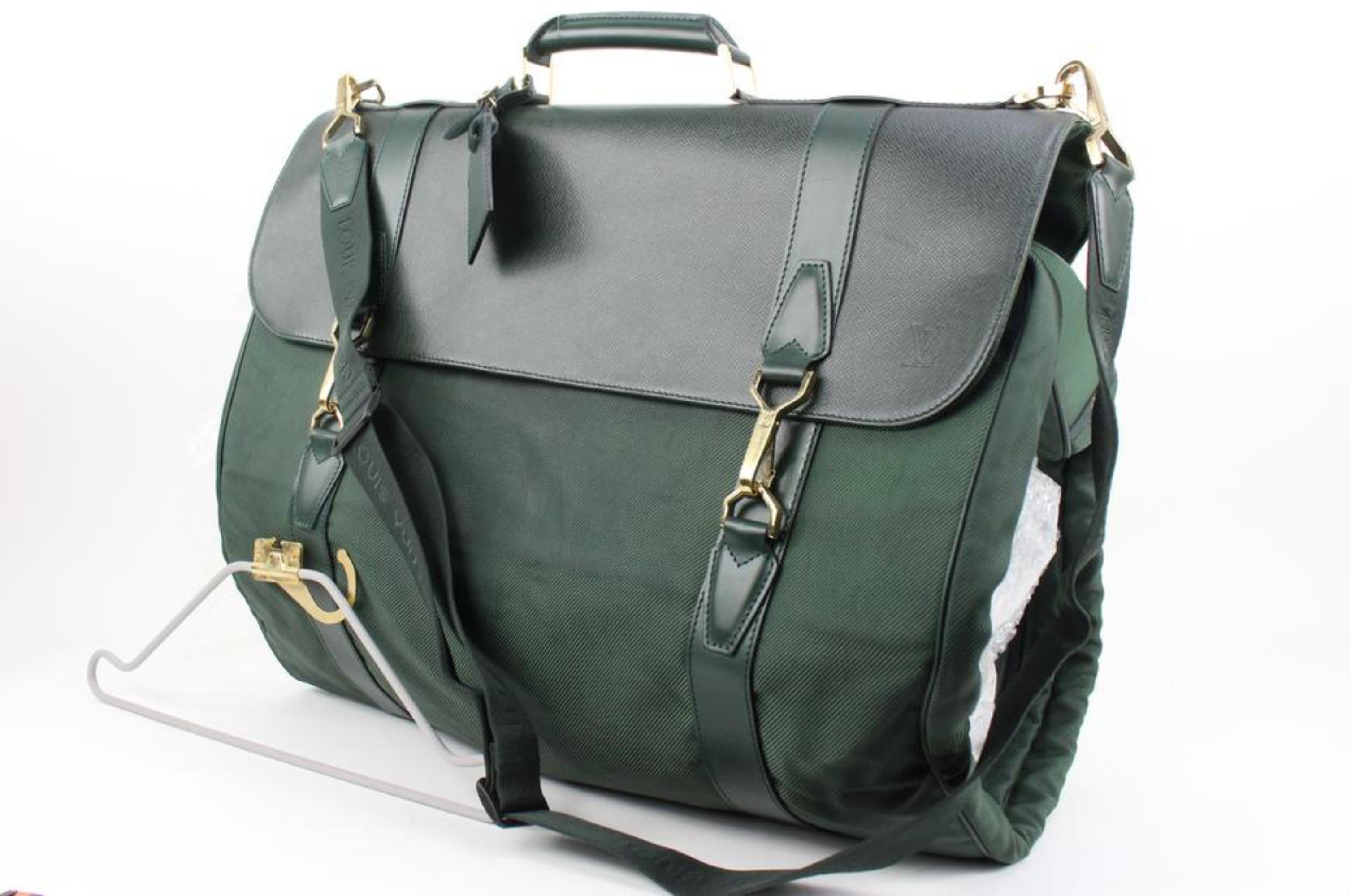Louis Vuitton Green Taiga Leather Gibeciere Garment Porte Cabine 45lk5
Date Code/Serial Number: BA0011
Made In: France
Measurements: Length:  22