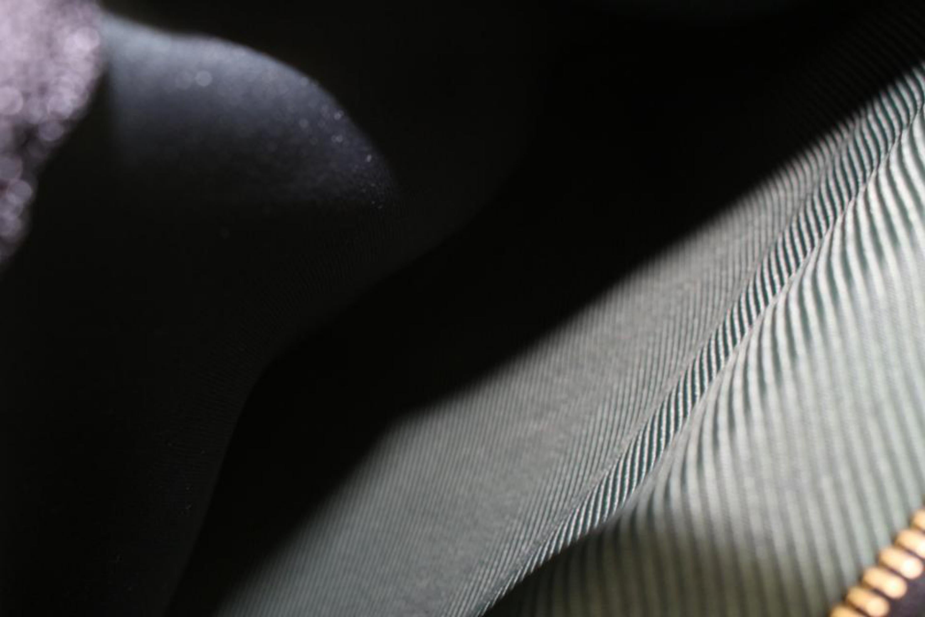 Louis Vuitton Green Taiga Leather Gibeciere Garment Porte Cabine 45lk5 In Good Condition In Dix hills, NY