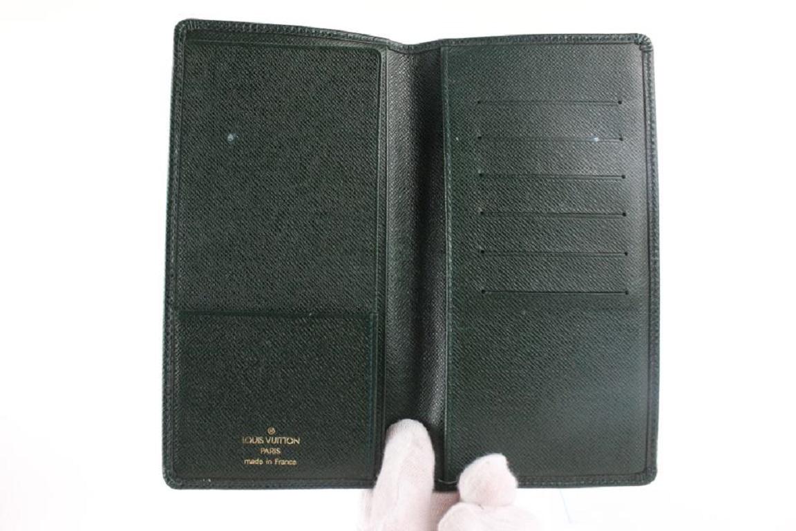 Louis Vuitton Green Taiga Leather Long Bifold Flap Wallet 136lvs429 In Good Condition In Dix hills, NY