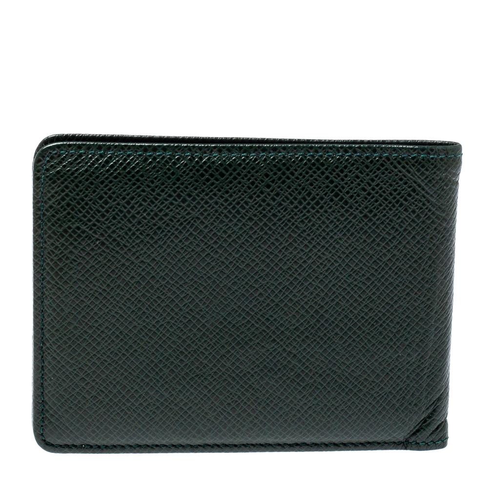 Crafted from the Taiga leather in a green hue, the compact Multiple wallet is equally elegant and practical. This durable accessory is fitted with numerous card slots and two compartments for all your monetary essentials. The embossed LV initials