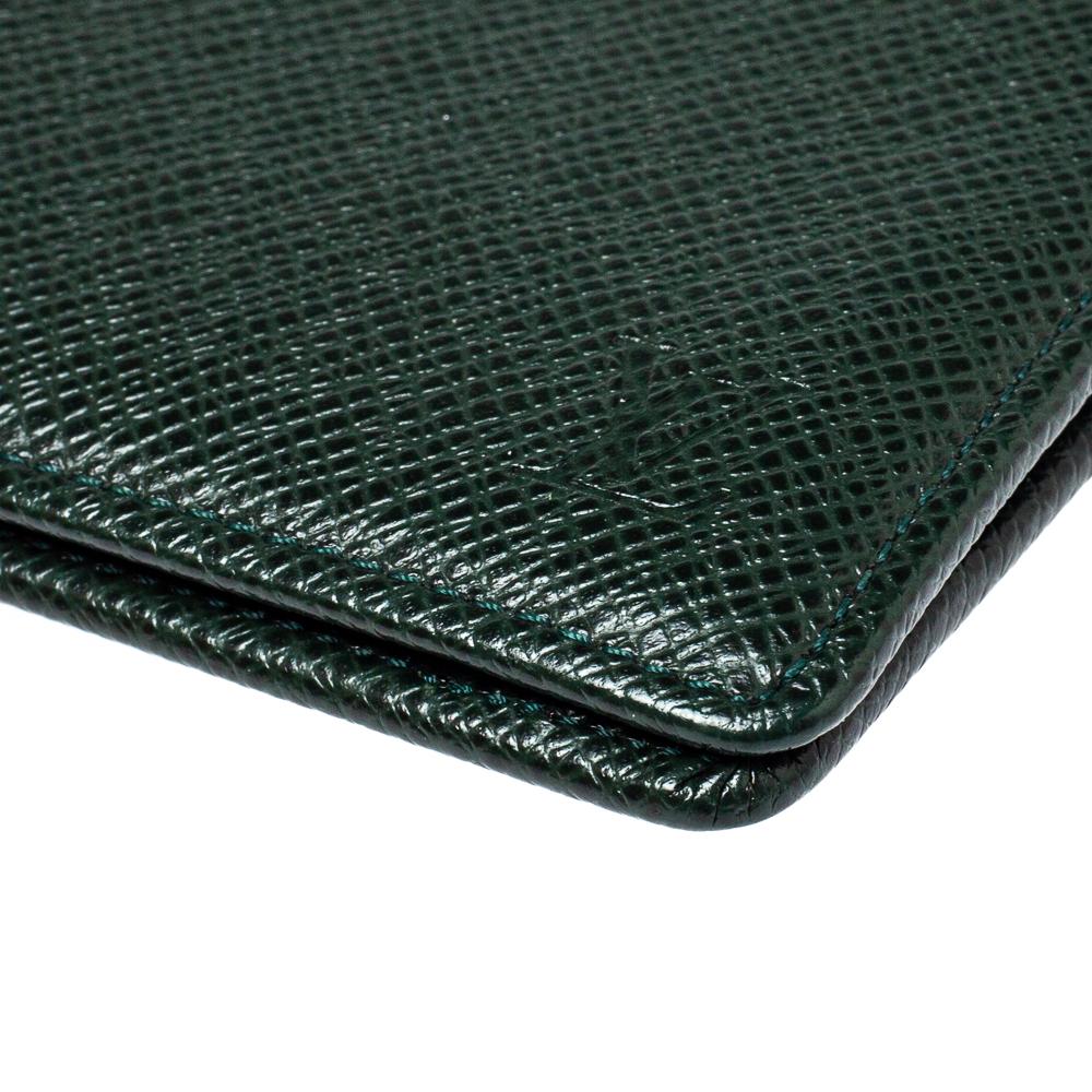 Louis Vuitton Green Taiga Leather Multiple Wallet In Good Condition In Dubai, Al Qouz 2