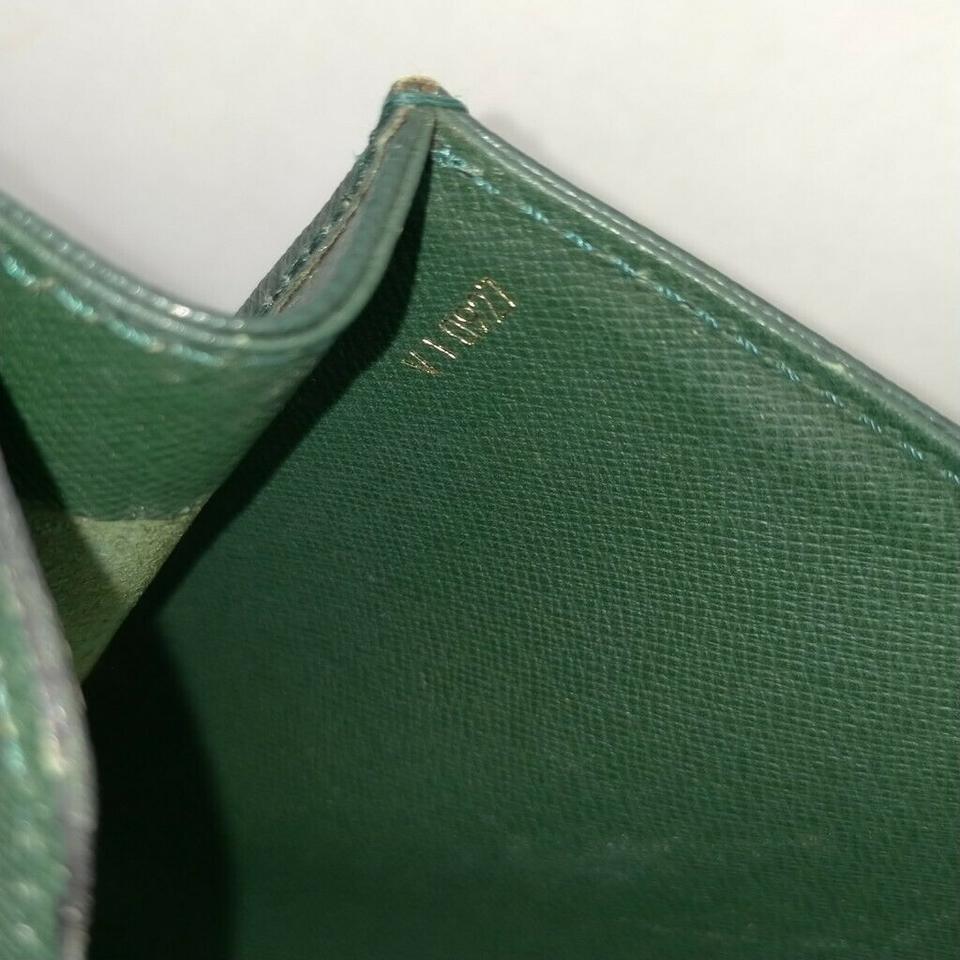 Gris Porte-documents à attache Tashkent en cuir vert Taiga de Louis Vuitton en vente