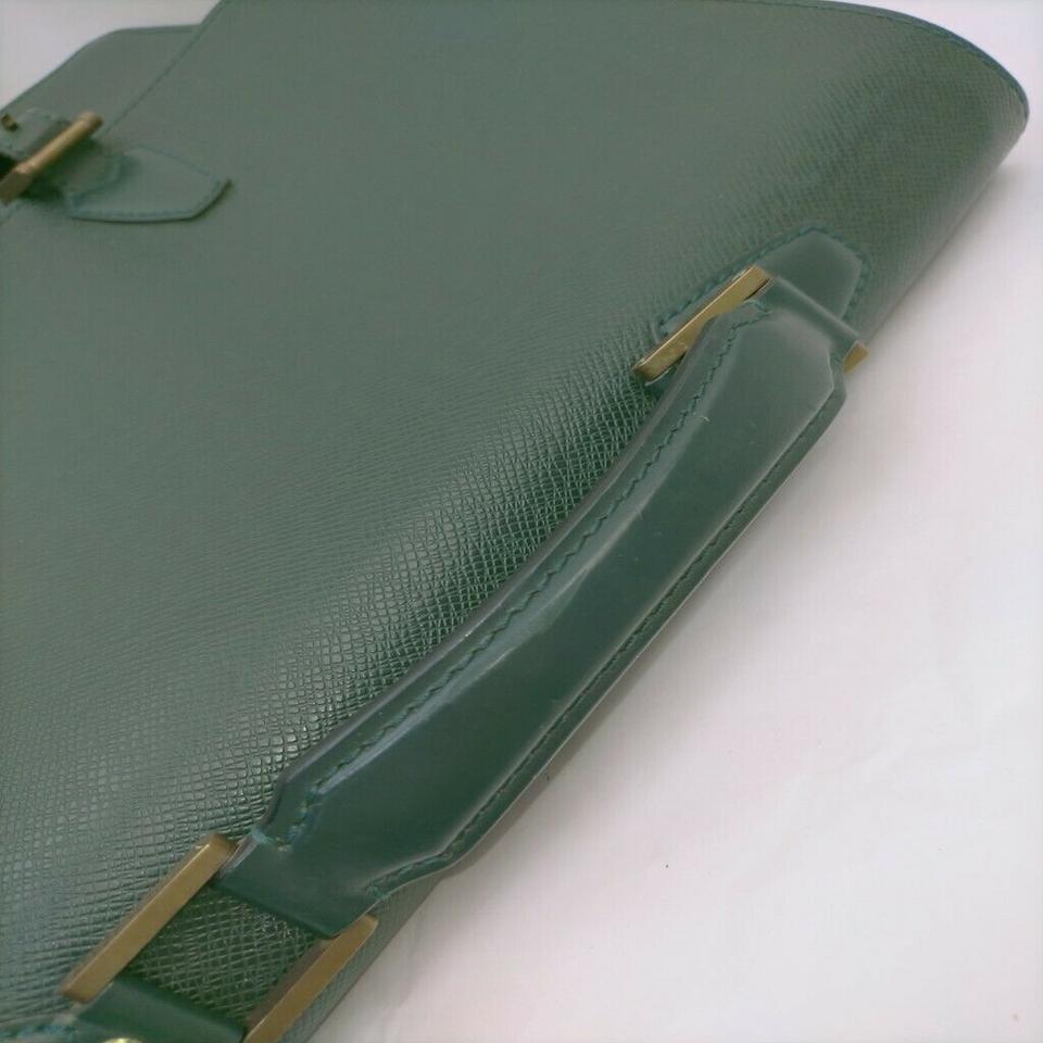 Porte-documents à attache Tashkent en cuir vert Taiga de Louis Vuitton  Bon état - En vente à Dix hills, NY