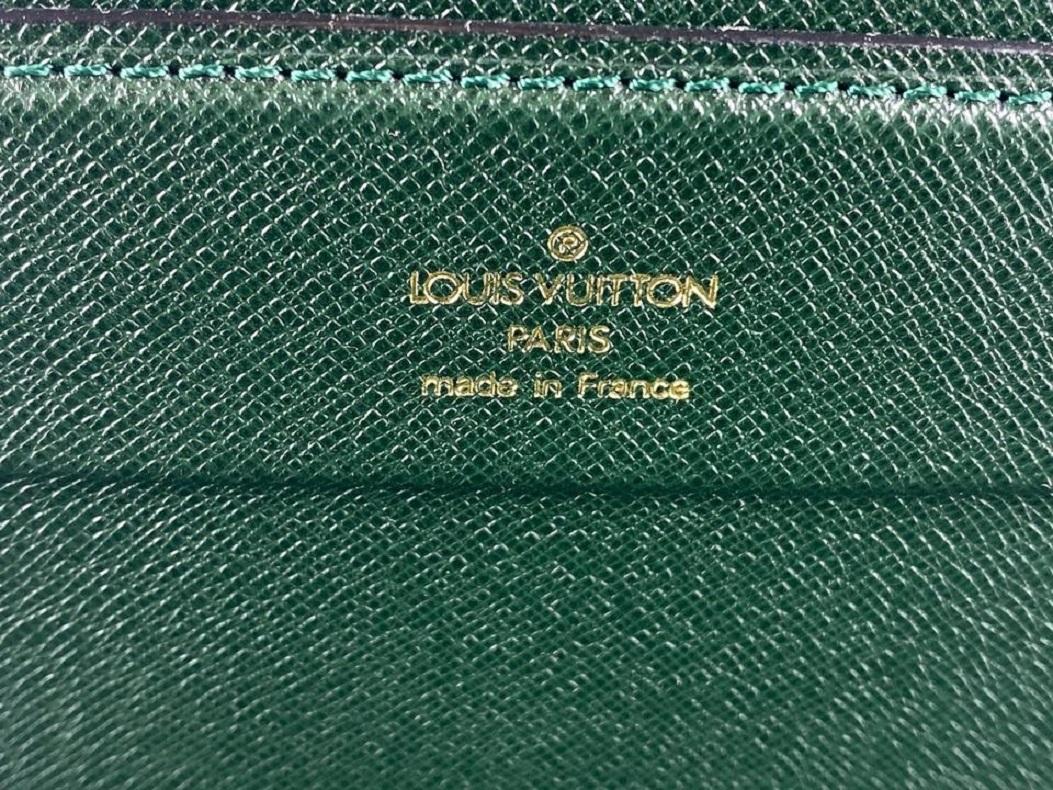 Louis Vuitton Grün Taiga Leder Präsident Attache Aktentasche 3lva121 im Zustand „Gut“ im Angebot in Dix hills, NY