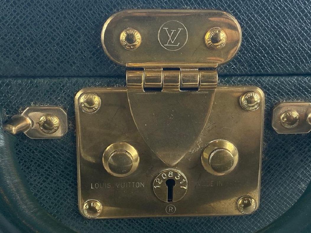 Louis Vuitton Green Taiga Leather President Attache Briefcase 3lva121 Pour femmes en vente