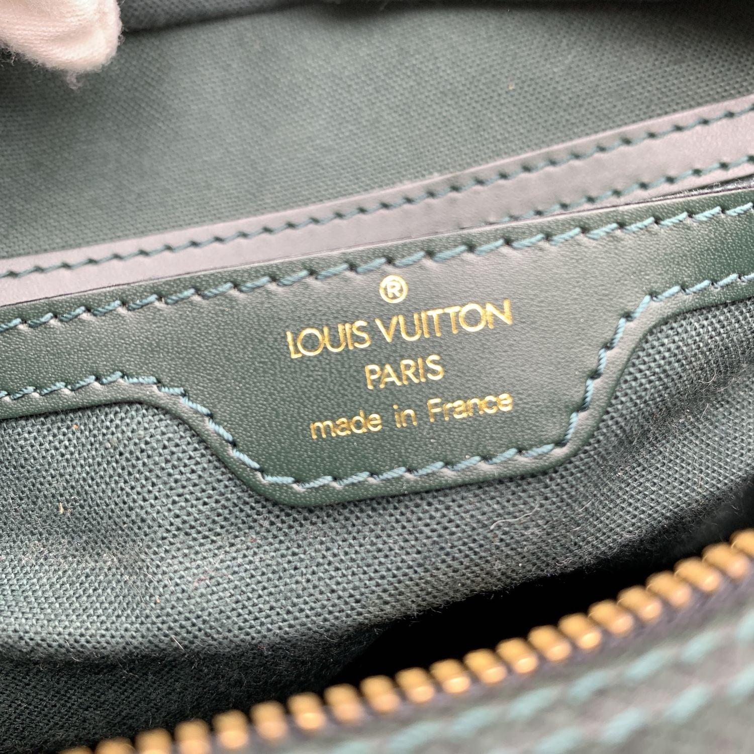 Sac messager Reporter PM en cuir vert Taiga Louis Vuitton en vente 2