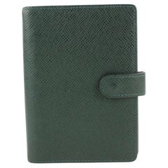 Petit Agenda PM Diary en cuir vert Taiga de Louis Vuitton, couverture coffret de journal