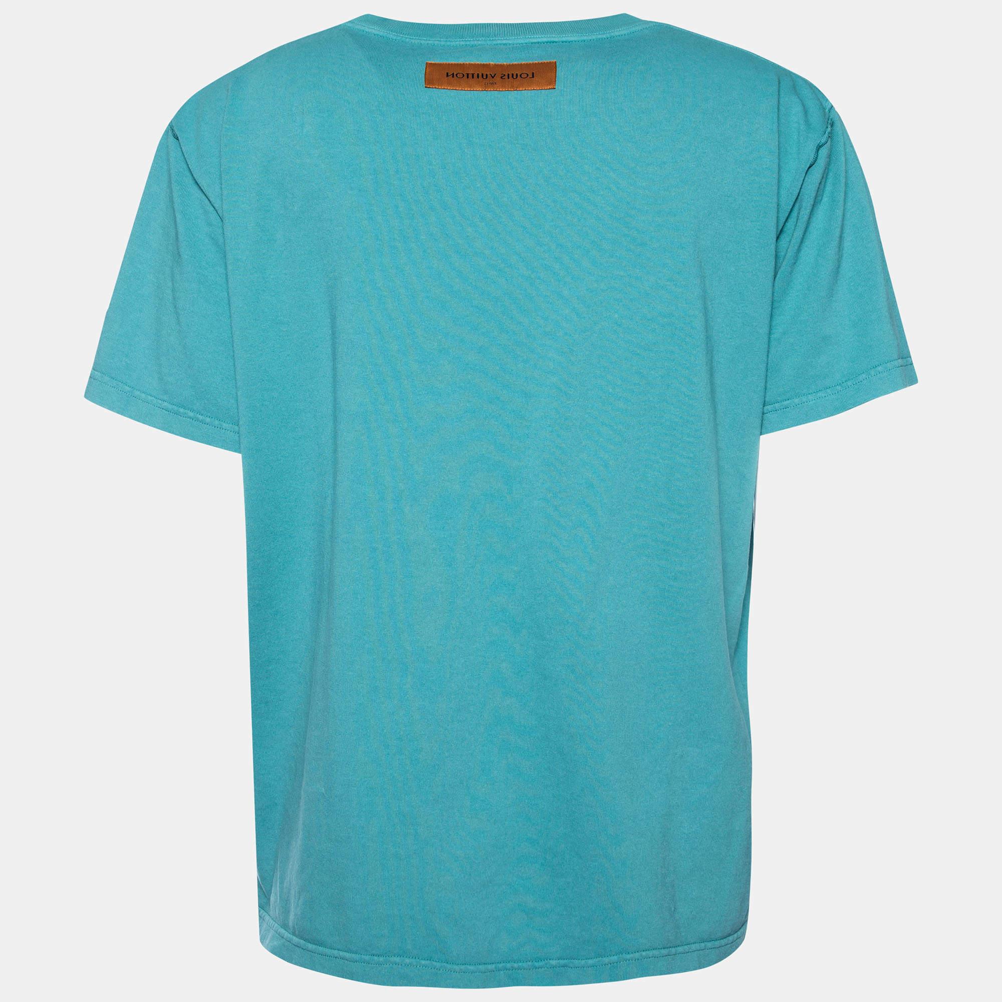Revamp your casual outfit with this T-shirt from the House of Louis Vuitton. It is tailored using green terry knit fabric into an oversized silhouette. It has short sleeves. This LV T-shirt can be paired with jeans for a trendy style.

