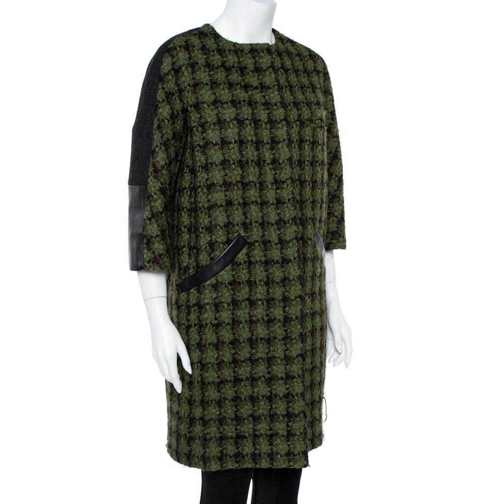 Known for quality and style, this elegant coat by Louis Vuitton will display your sense of fashion. Get ready to grab a lot of compliments for your exclusive and amazing appearance with this smart and chic creation that comes in a lovely green hue.