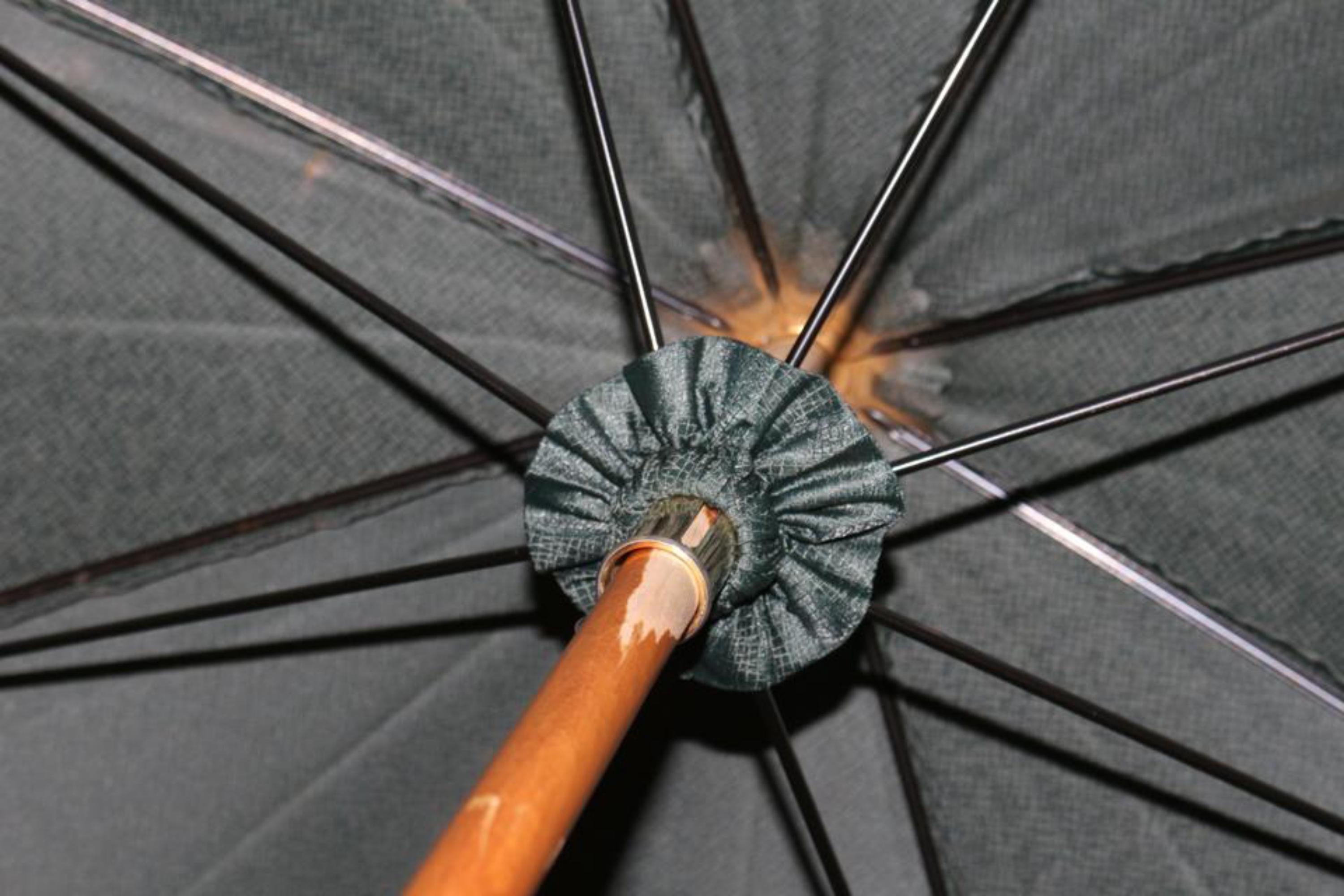 Louis Vuitton Green Umbrella 1020lv57 In Good Condition For Sale In Dix hills, NY