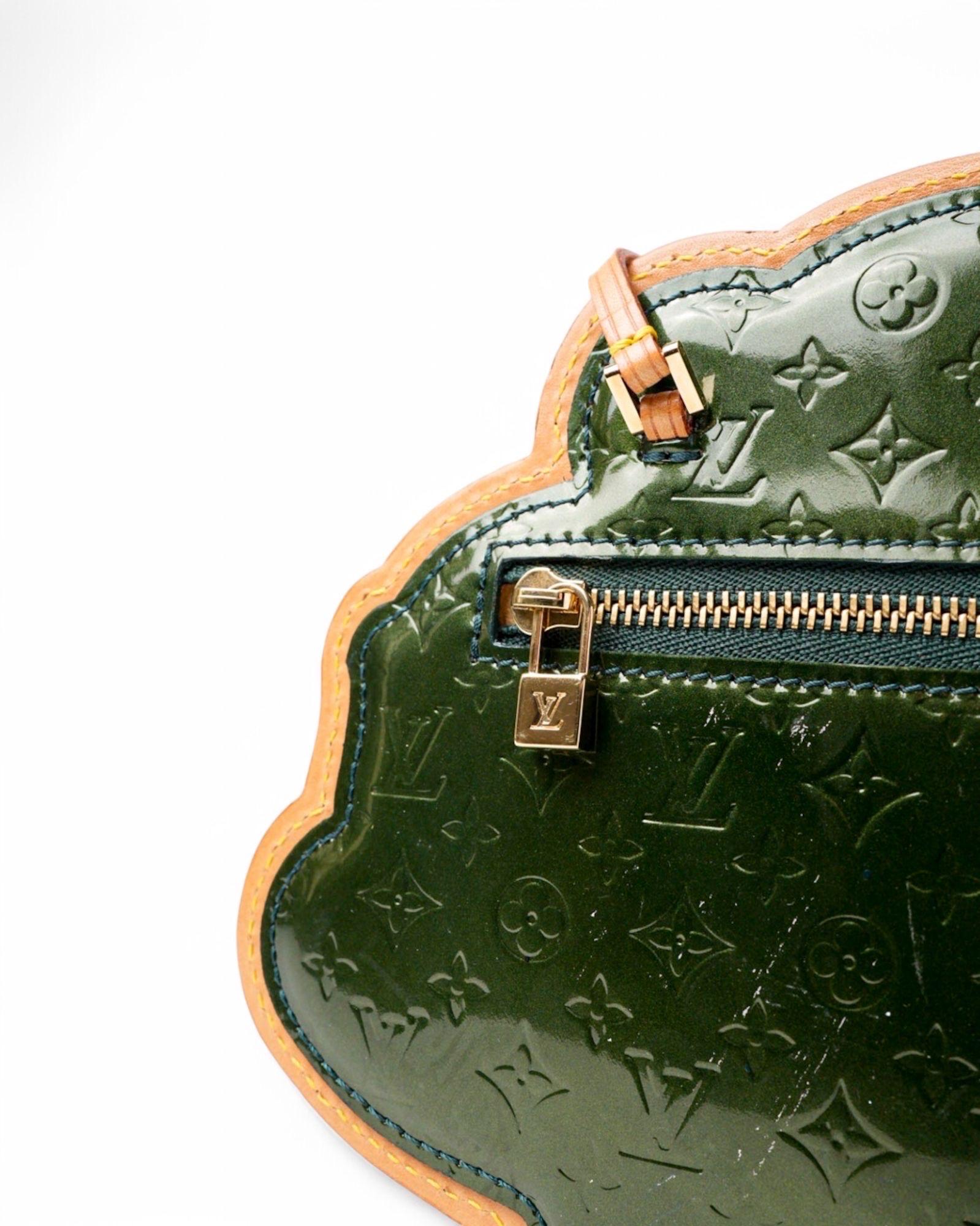Louis Vuitton Green Vernice Conte De Fees Pochette Frog L.E. For Sale 2