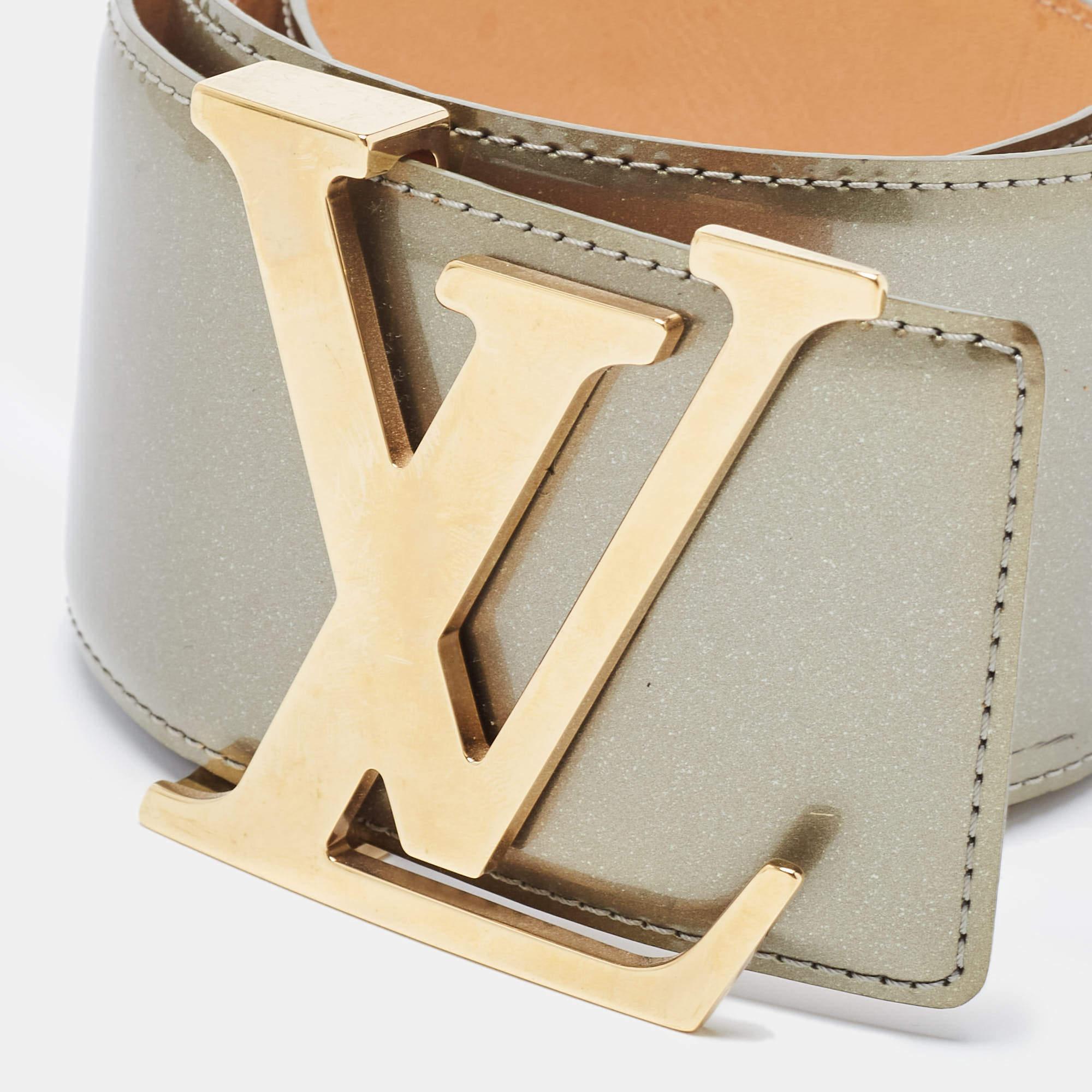 Grant your style with signature beauty and elegance as you accessorize with this gorgeous belt from Louis Vuitton. It is made from Vernis in green and features the LV buckle.

