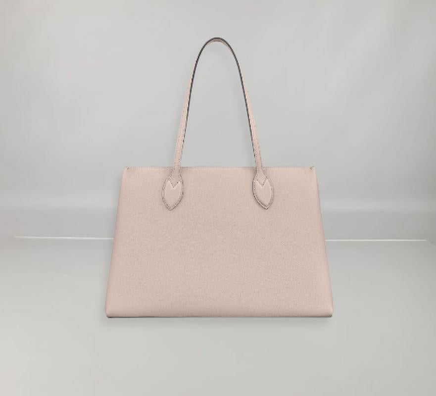 Comfortable to carry, thanks to its two long leather straps, the Lockme Shopper Bag in supple calf leather is instantly recognisable by its iconic LV Turn-lock, which secures the closure. Rounded and folded gussets give the bag a feminine feel and