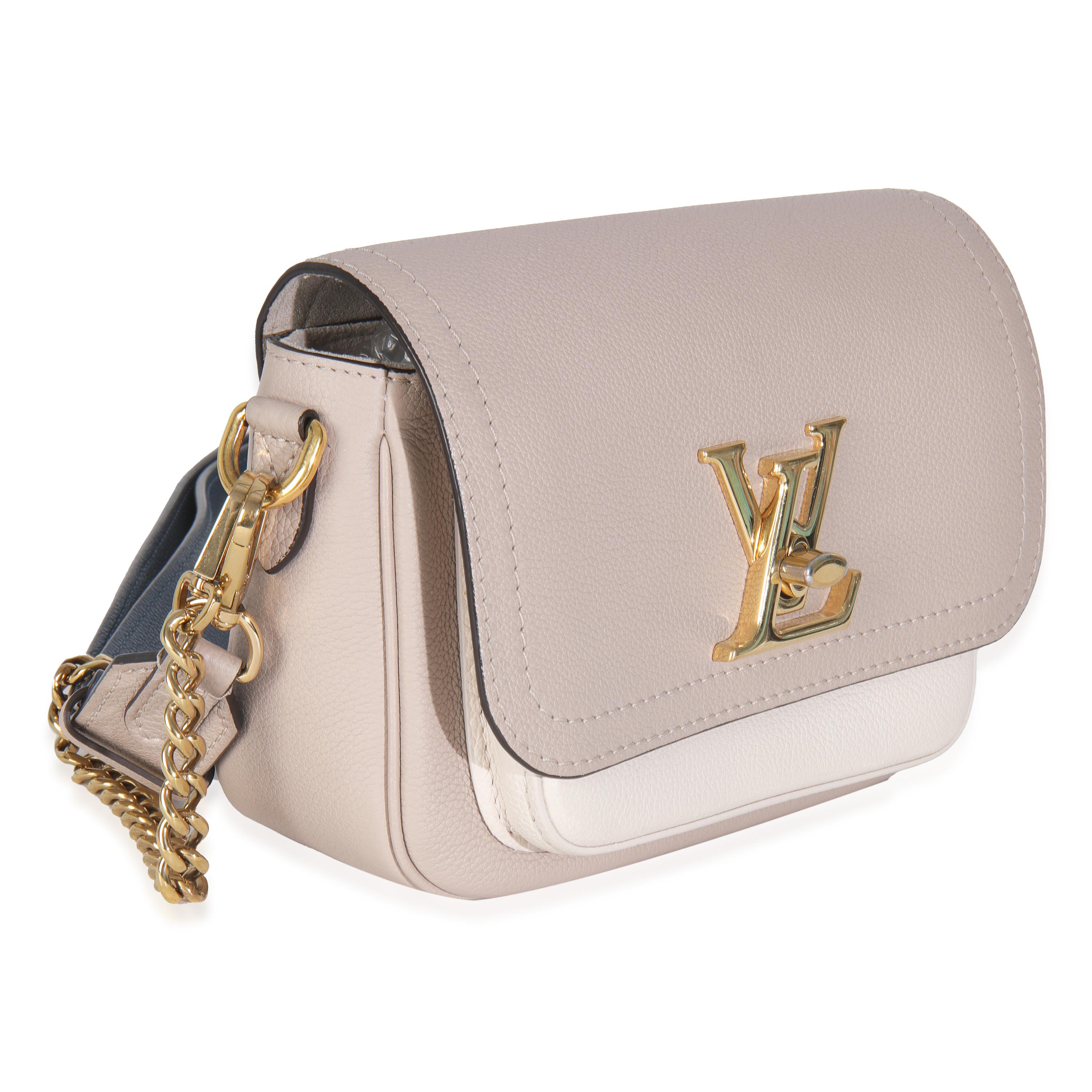 Titel der Auflistung: Louis Vuitton Greige Genarbtes Kalbsleder Lockme Tender
SKU: 146453
Zustand: Gebraucht 
Beschreibung des Zustands: Die Lockme-Designs von Louis Vuitton haben ihren Namen von dem Drehverschluss, der sich auf der LV-Logo-Plakette