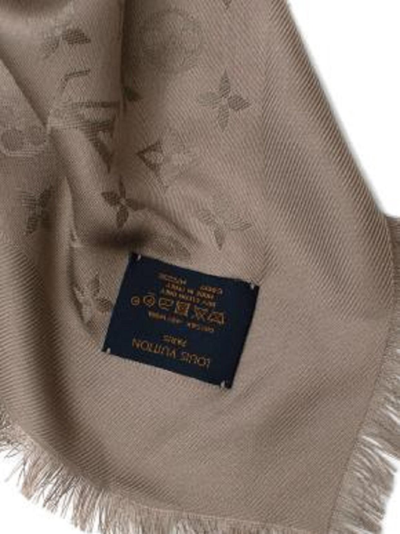 Louis Vuitton Greige Monogram Shine Shawl For Sale 3