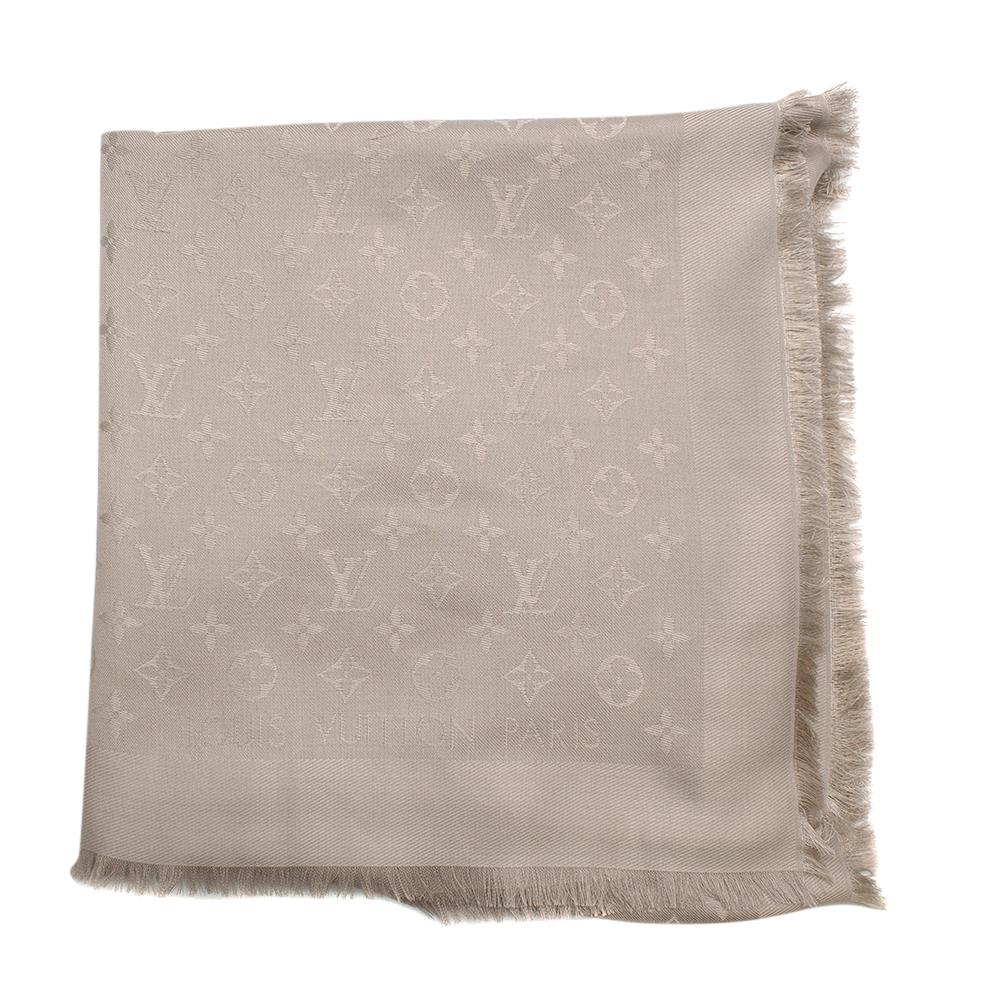 Scialle Monogram Louis Vuitton in misto lana e seta color beige 

Morbido e caldo grazie al mix di seta e lana, questo scialle è stampato tono su tono con il motivo Monogram firmato Louis Vuitton Paris. Il suo stile è classico e senza