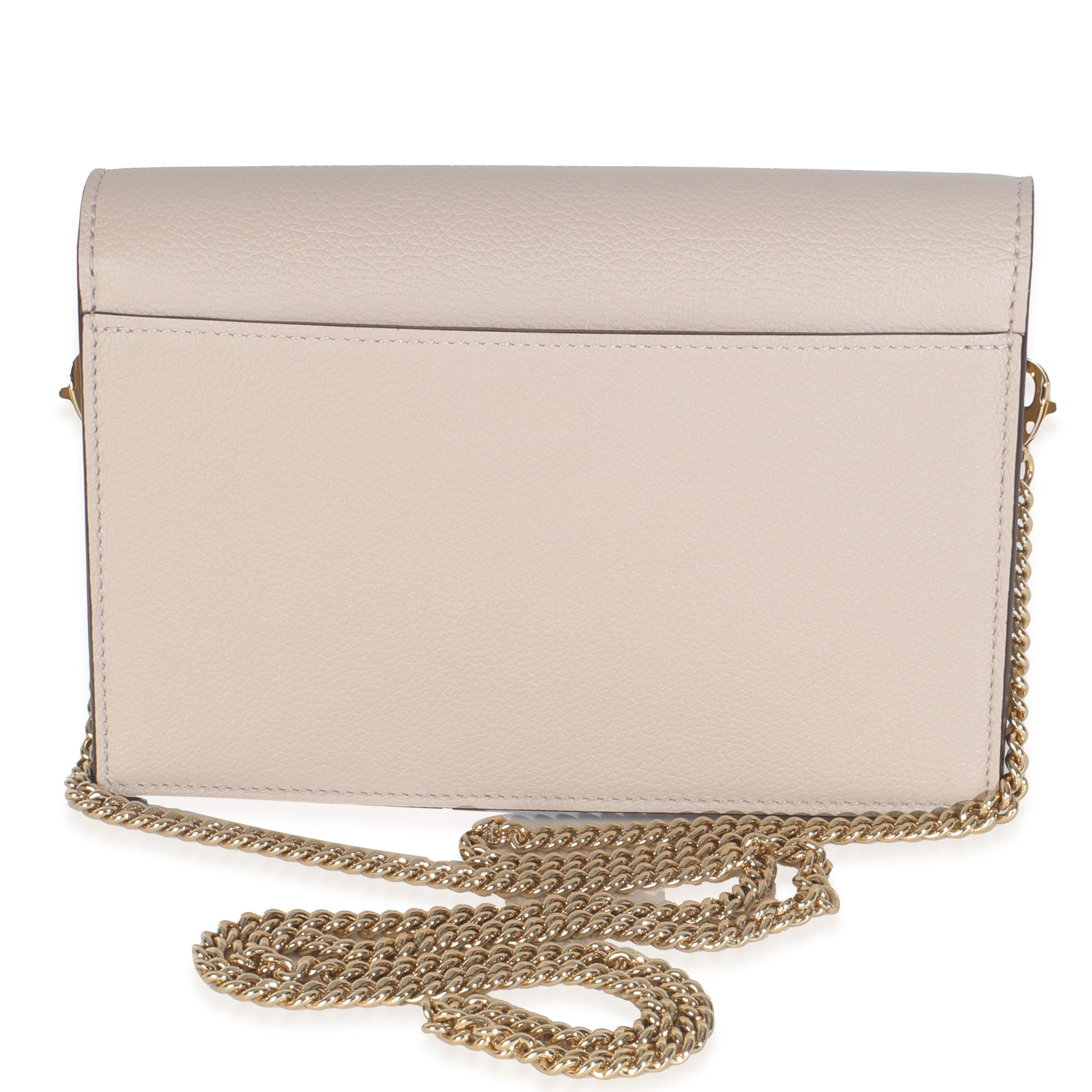 Auflistung Titel: Louis Vuitton Greige Weiches Kalbsleder My Lockme Kette Pochette
SKU: 149091
MSRP: 2100.00 USD
Zustand: Gebraucht 
Beschreibung des Zustands: Die Lockme-Designs von Louis Vuitton haben ihren Namen von dem Drehverschluss, der sich