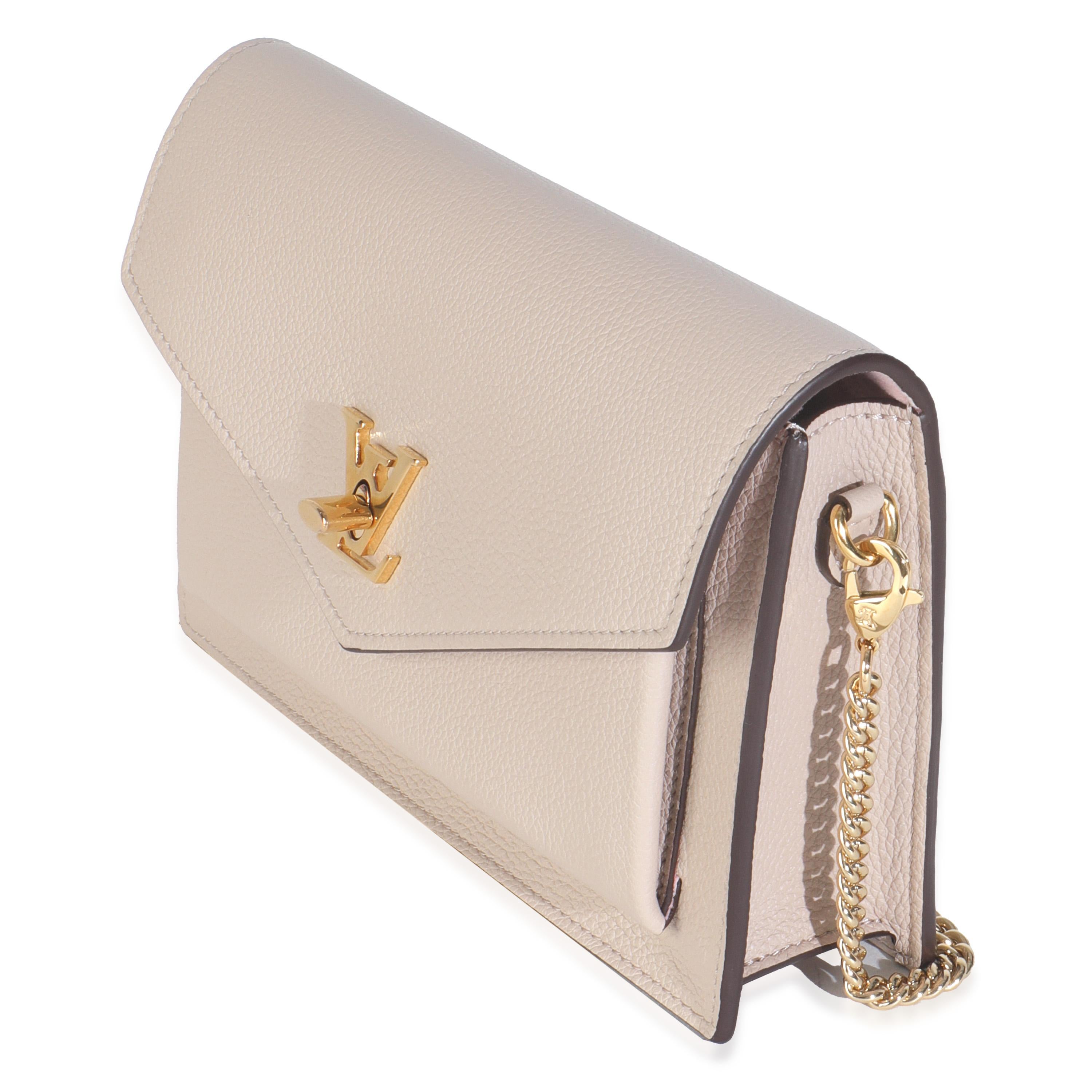 Louis Vuitton Greige Weiches Kalbsleder My Lockme Kette Pochette im Zustand „Hervorragend“ im Angebot in New York, NY
