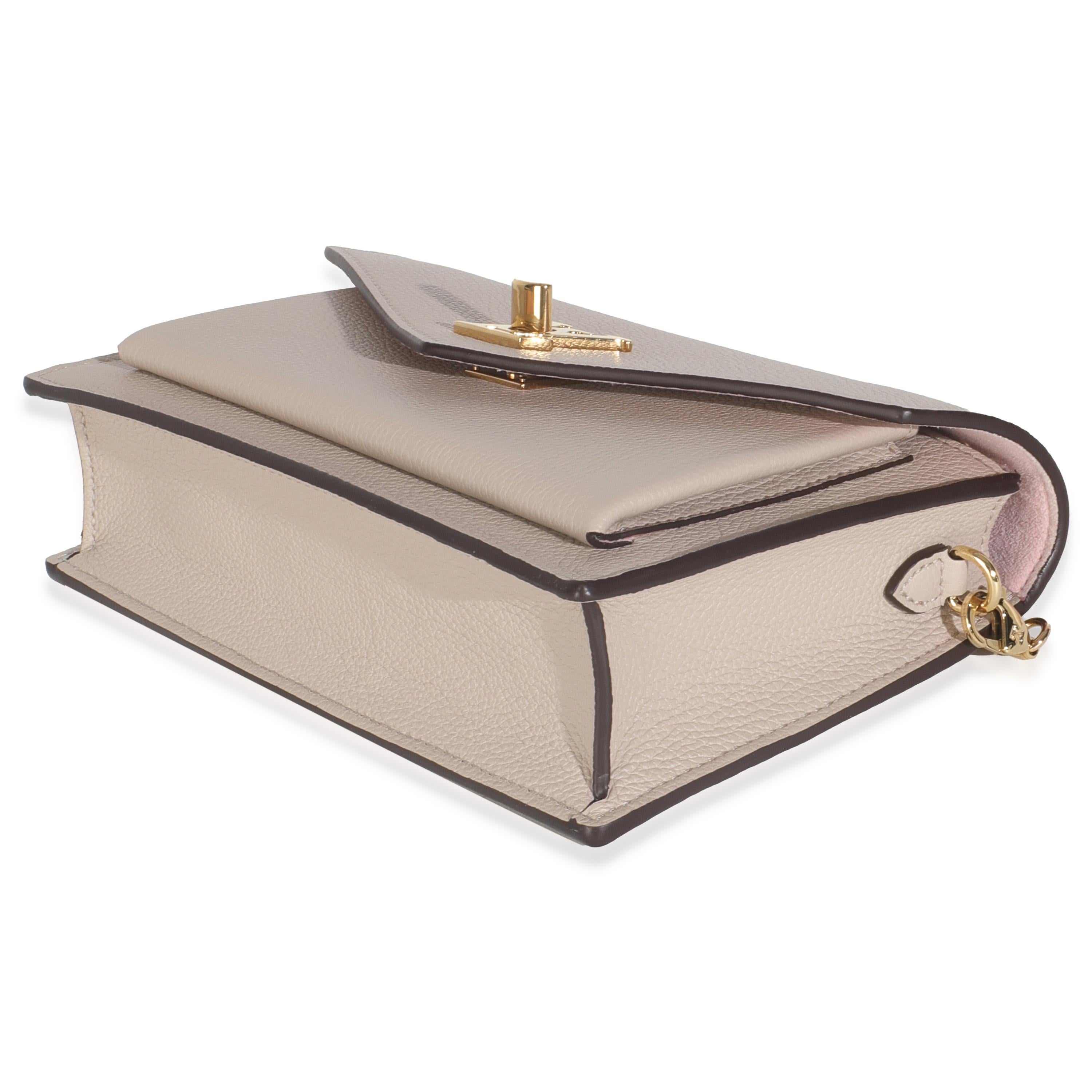 Louis Vuitton Greige Weiches Kalbsleder My Lockme Kette Pochette Damen im Angebot