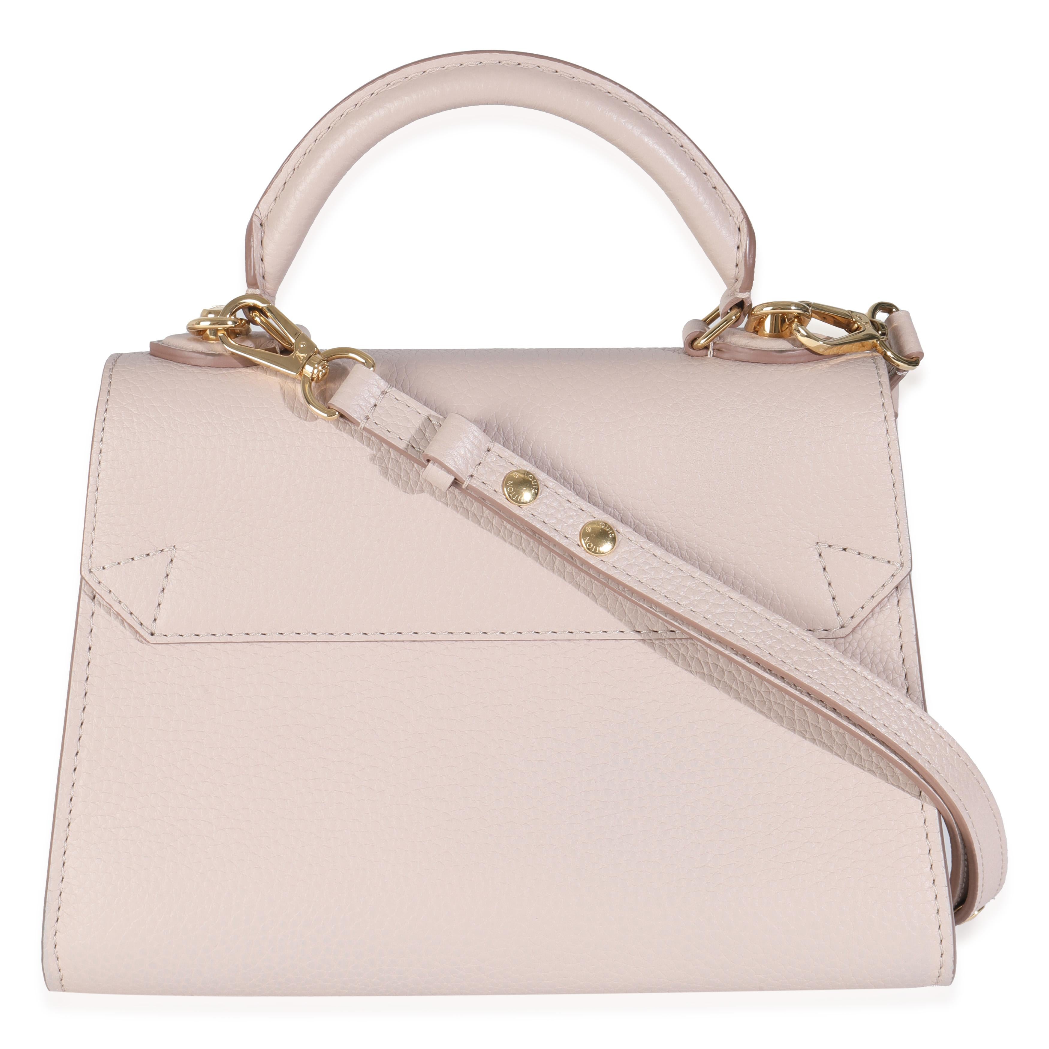 Titel der Auflistung: Louis Vuitton Greige Taurillon Twist One Handle PM
SKU: 145109
MSRP: 4950.00 USD
Zustand: Gebraucht 
Beschreibung des Zustands: Die Louis Vuitton Twist Kollektion wurde 2015 vorgestellt. Das Accessoire verfügt über ein klobiges