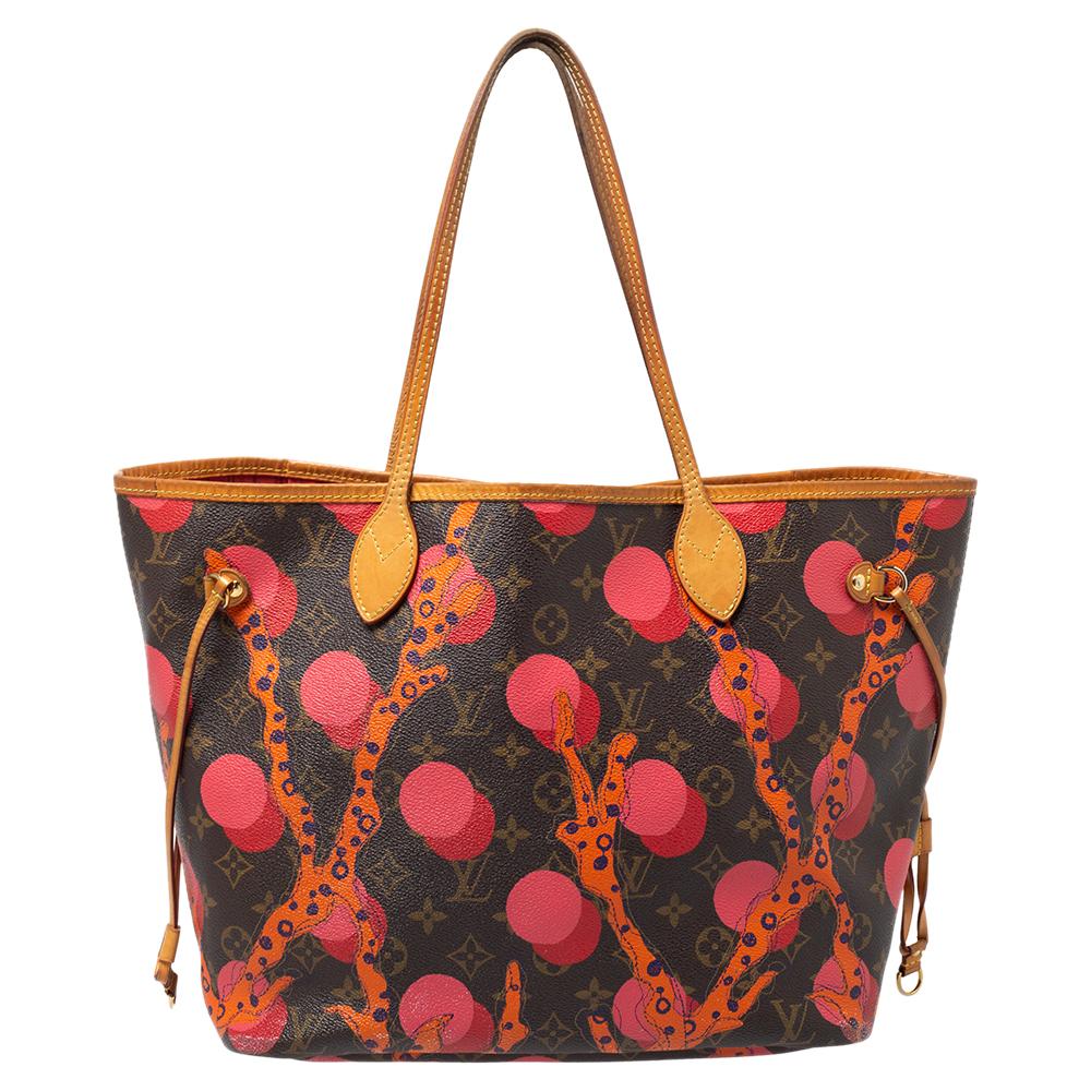 Louis Vuitton’s Neverfull was first introduced in 2007, and even today it is a popular design. Crafted from monogram coated canvas, this Neverfull is gorgeous with a Ramages print all over. The bag has drawstrings on the sides, a spacious fabric
