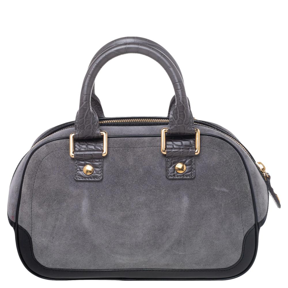 Mit dieser limitierten Havane Stamped Trunk Tasche von Louis Vuitton verleihen Sie Ihrem Stil einen Hauch von Luxus! Das aus Wildleder gefertigte und mit Krokoprägung und Leder veredelte Stück ist auf der Vorderseite mit einem Signaturstempel