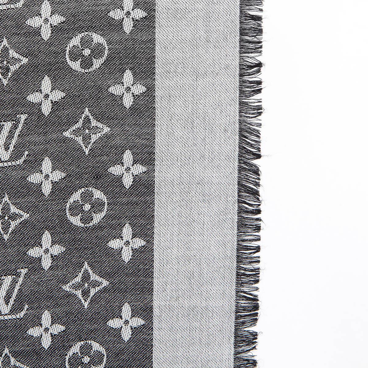 100% authentic Louis Vuitton classic Monogram shawl in light grey and black silk (60%) and wool (40%) featuring fringed edges. Has been worn and shows a few pulled threads. Overall in very good condition. 

Measurements
Width	140cm
