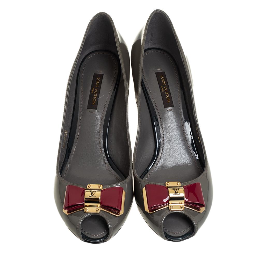 The timeless design and enhanced comfort of these Louis Vuitton pumps make it a must-have. Crafted out of patent leather, these pumps are styled with peep toes, bow accents on the vamps, and stiletto heels. Wear this fabulously designed pair of