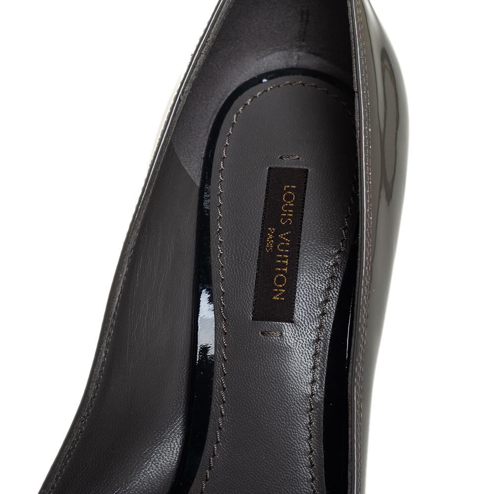 Louis Vuitton Grey/Burgundy Patent Leather Lou Peep Toe Pumps Size 37.5 In Good Condition In Dubai, Al Qouz 2