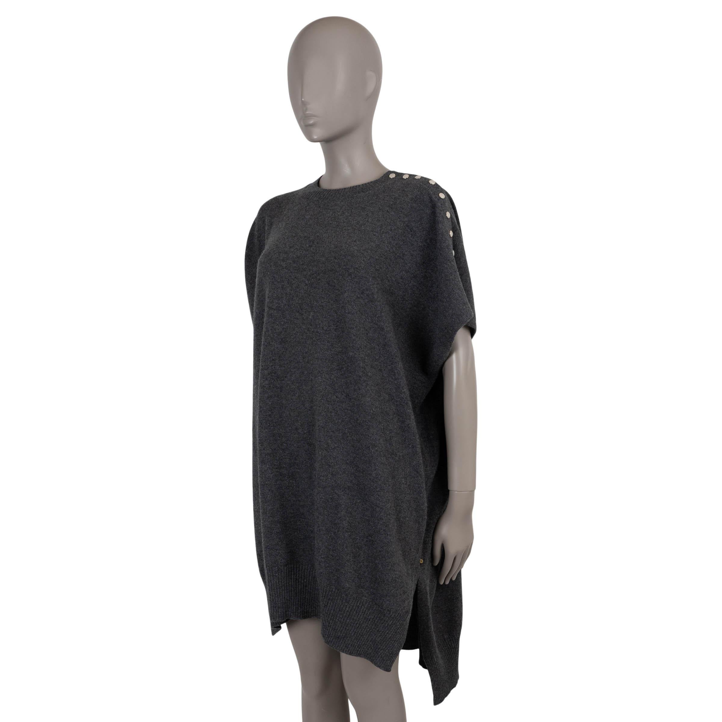 Questo abito Louis Vuitton, autentico al 100%, è realizzato in cashmere grigio scuro per un look raffinato e senza sforzo. La silhouette rilassata è caratterizzata da maniche a cappuccio, bordi a costine e scollatura con bottoni per un dettaglio