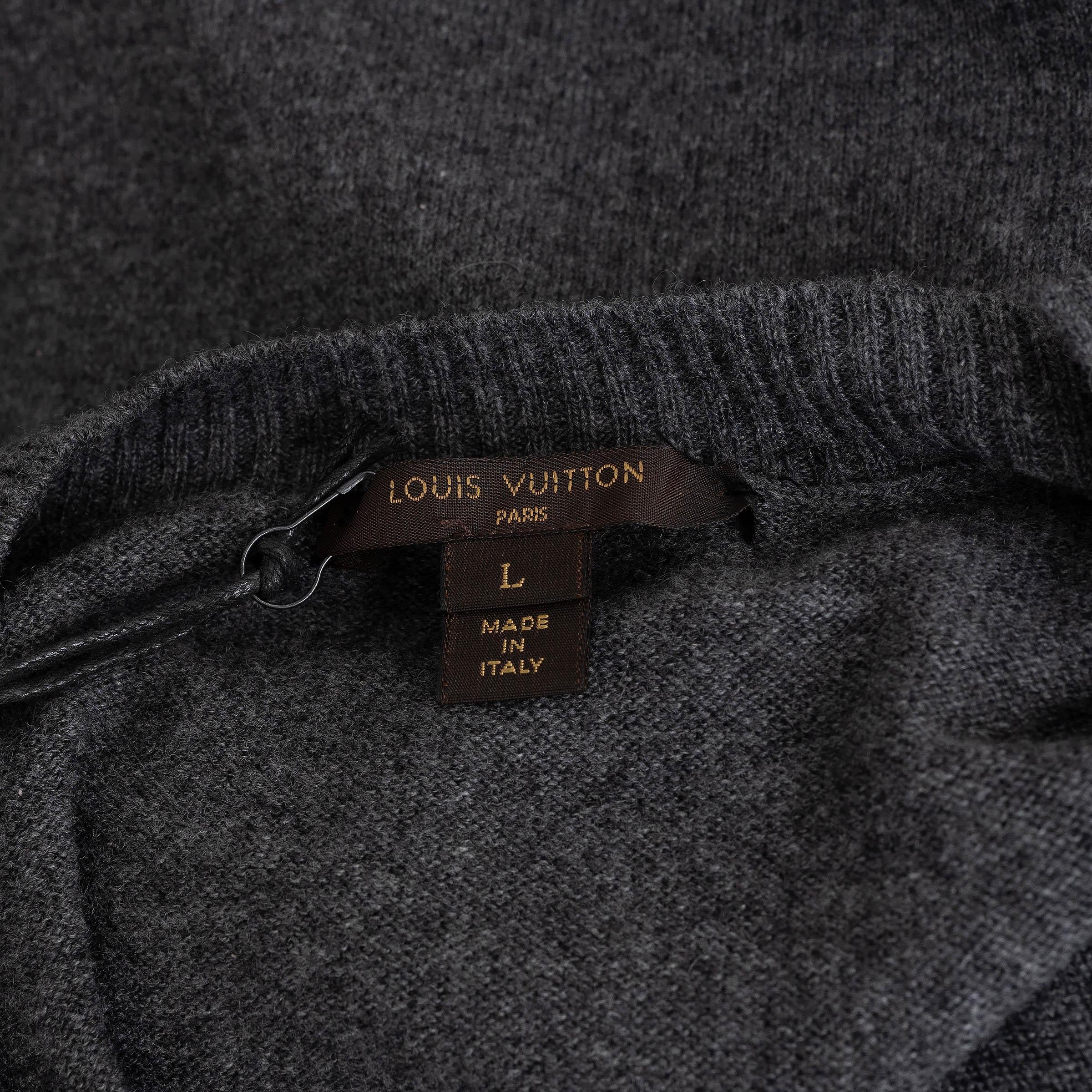 LOUIS VUITTON grigio cashmere 2017 Abito in maglia con collo abbottonato L.L.A. in vendita 2