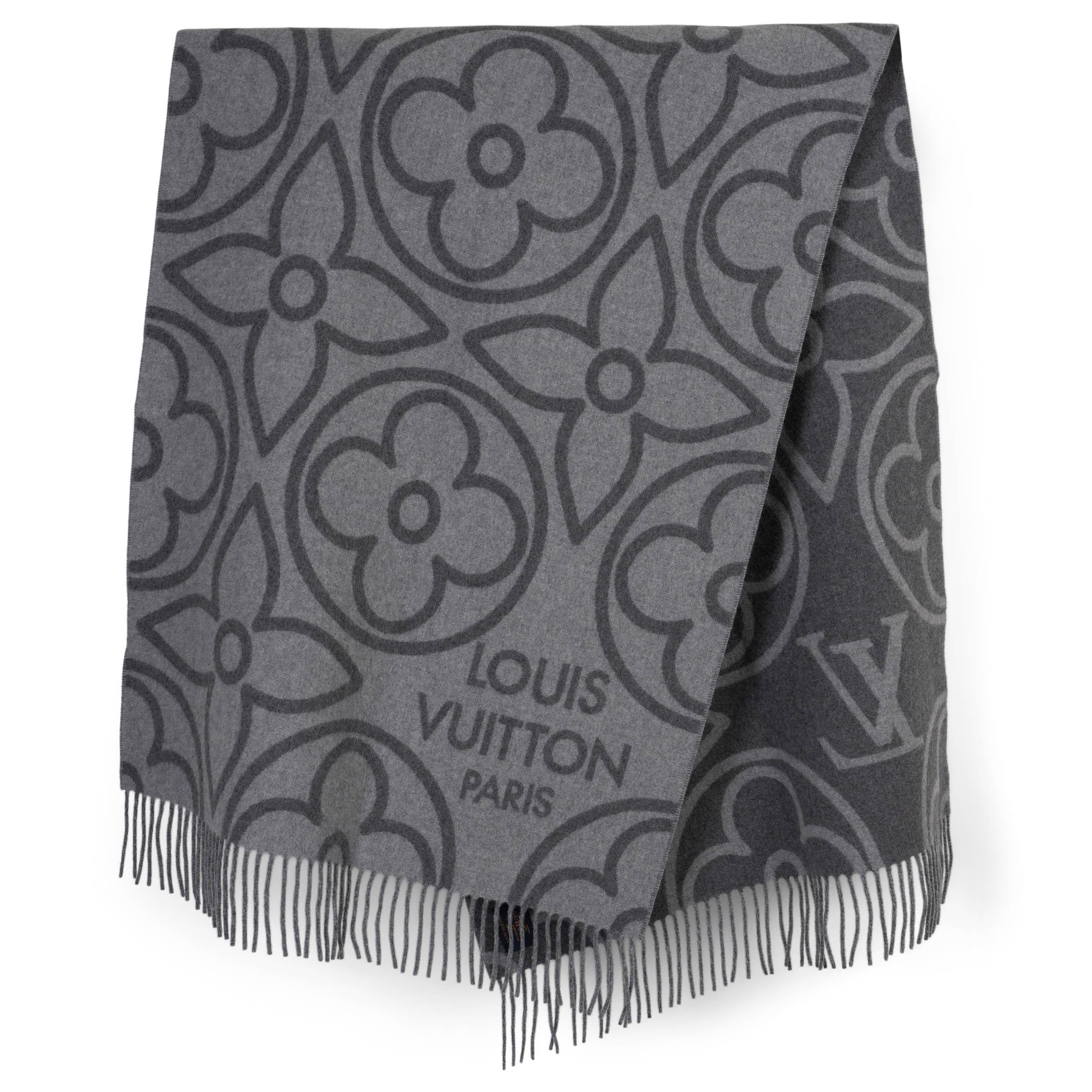 Dieser 100% authentische Louis Vuitton In Bloom Winterschal in Grau ist aus einer warmen Mischung aus Kaschmir (65%) und Wolle (35%) gefertigt. Das großflächige Jacquard-Gewebe Monogram Flowers in Dunkelgrau verleiht der weichen Textur ein