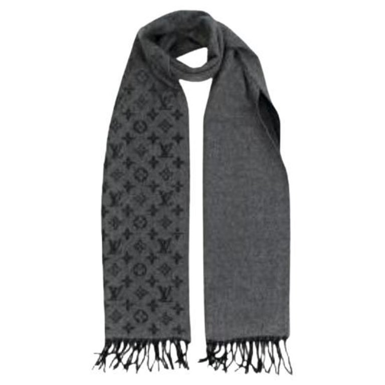 Louis Vuitton - Écharpe grise en cachemire et laine à monogramme En vente  sur 1stDibs