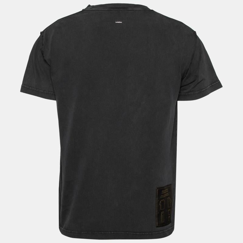 This fashionable T-shirt hails from the house of Louis Vuitton. It has been made from cotton and comes in a shade of grey. It is finished with short sleeves, a crew neckline, and an inside-out style.

