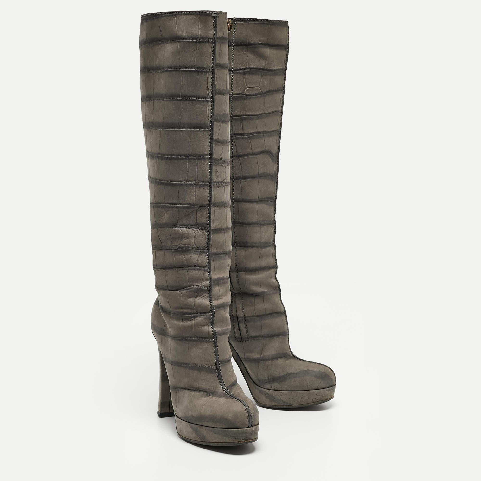Louis Vuitton bottes compensées grises en cuir embossé croco taille 36,5 Bon état - En vente à Dubai, Al Qouz 2