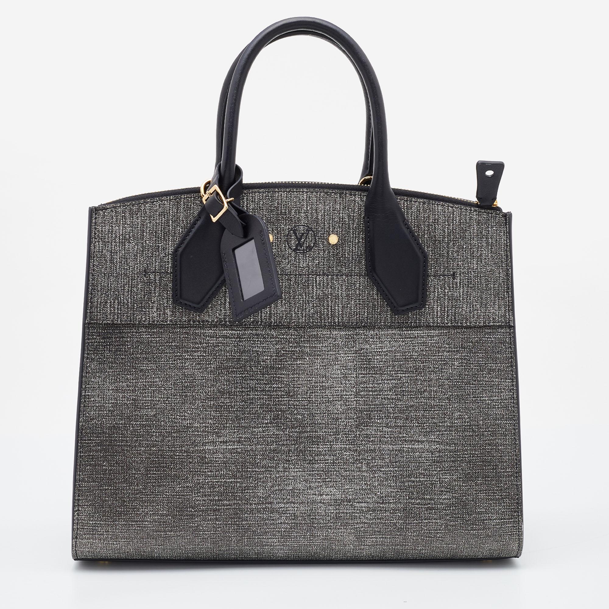 Die City Steamer MM-Tasche von Louis Vuitton ist eine gelungene Kombination aus Design und Funktionalität und erfreut sich weltweit großer Beliebtheit. Diese unwiderstehliche und stilvolle Tasche unterstreicht nicht nur Ihr tadelloses Styling,