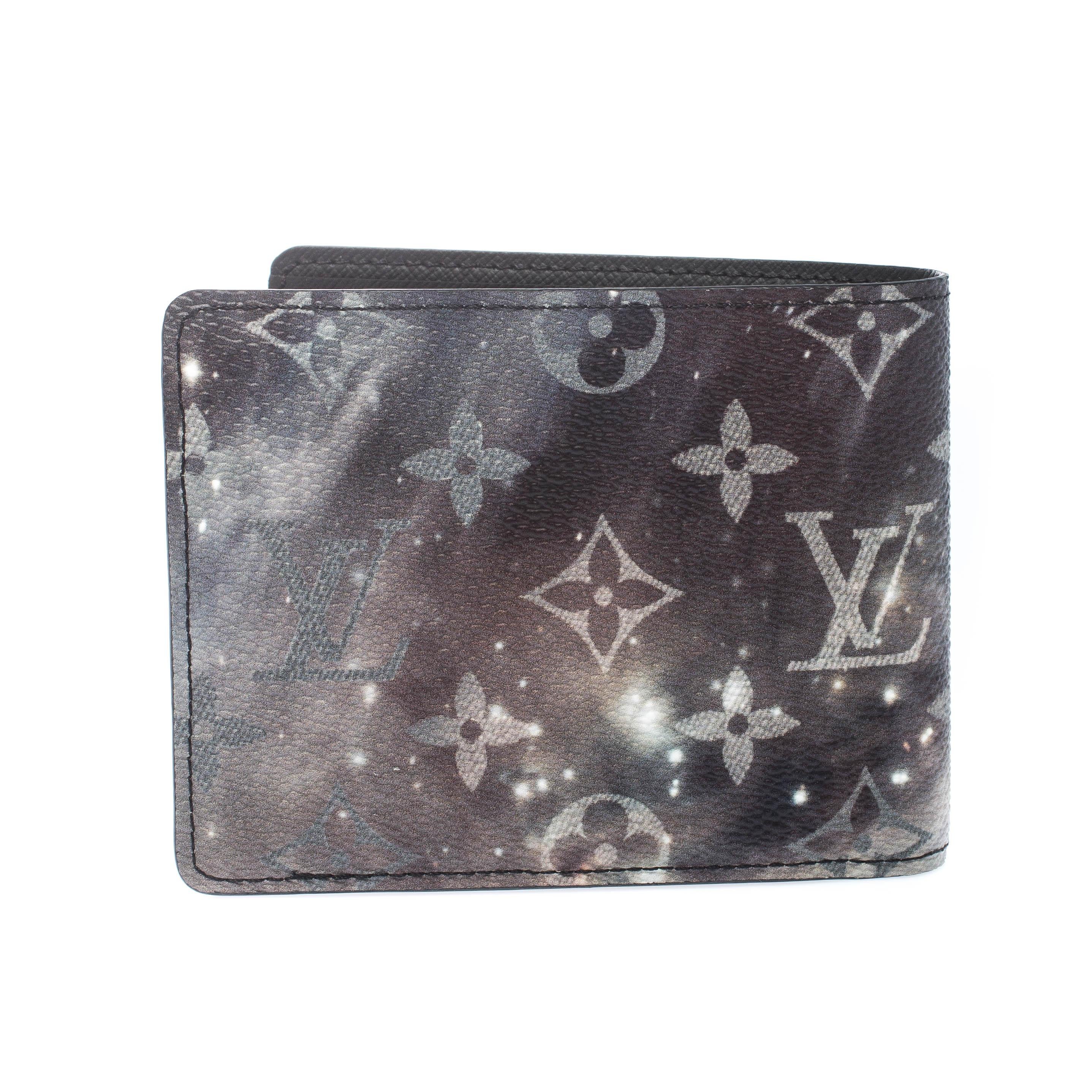 A splendid piece from Louis Vuitton, this wallet is an astounding creation and a worthy-investment for men who like blending fashion with art. This wallet is designed in a bi-fold style, carrying an elegant appeal and a sleek silhouette. It is