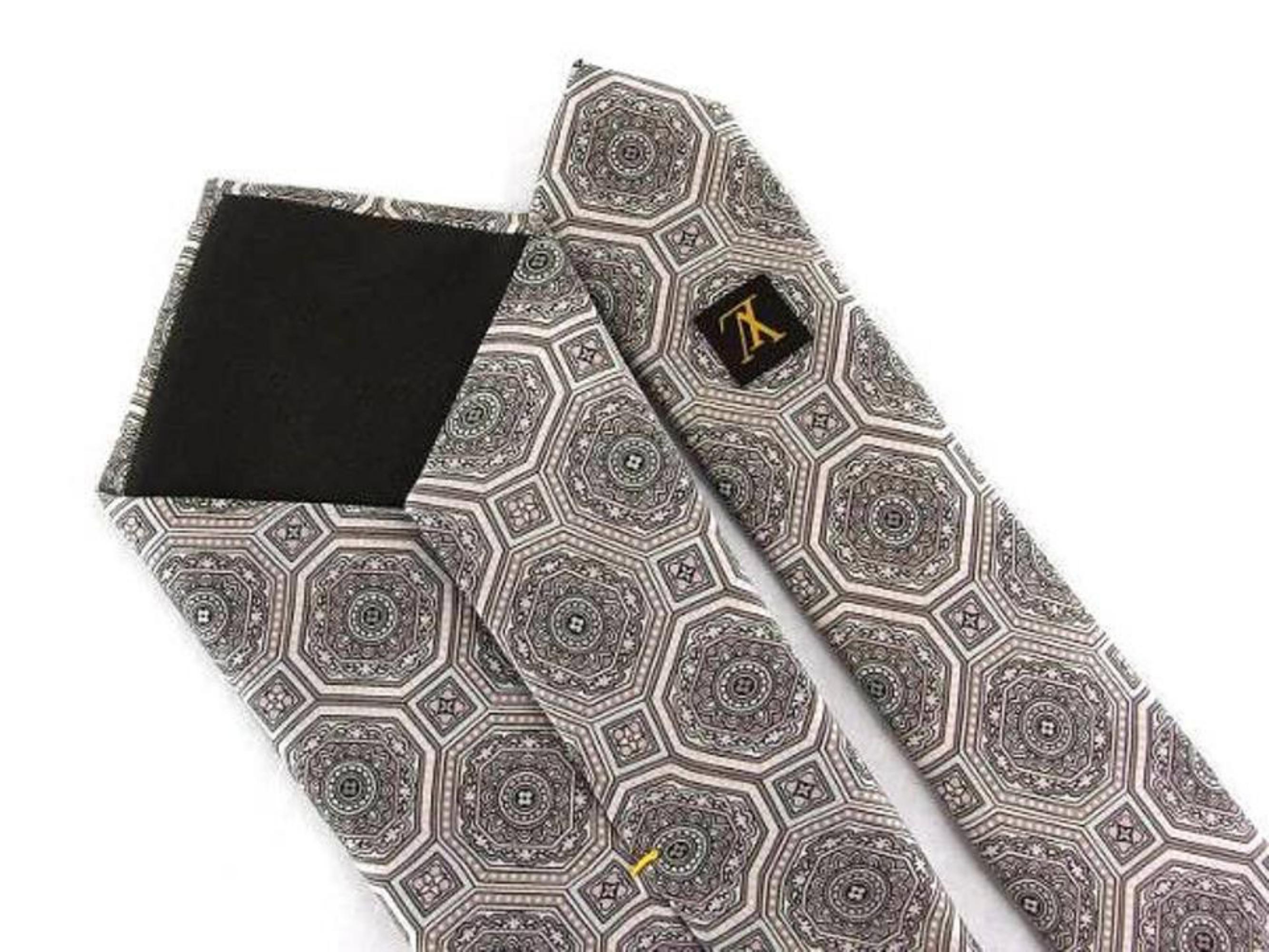 Louis Vuitton Grey Geometric Tie 210847 In Fair Condition For Sale In Forest Hills, NY