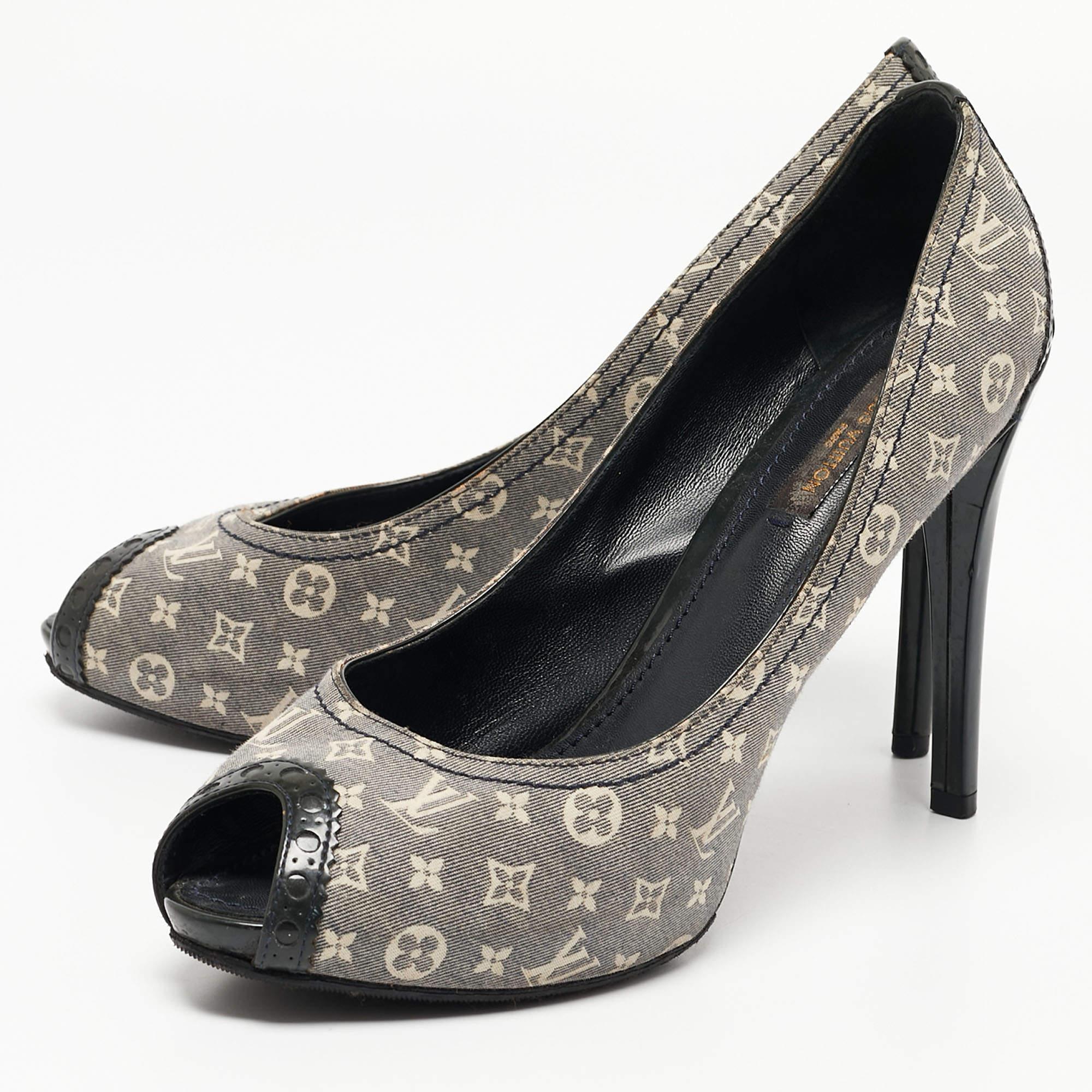 Make a chic style statement with these designer pumps. They showcase sturdy heels and durable soles, perfect for your fashionable outings!

