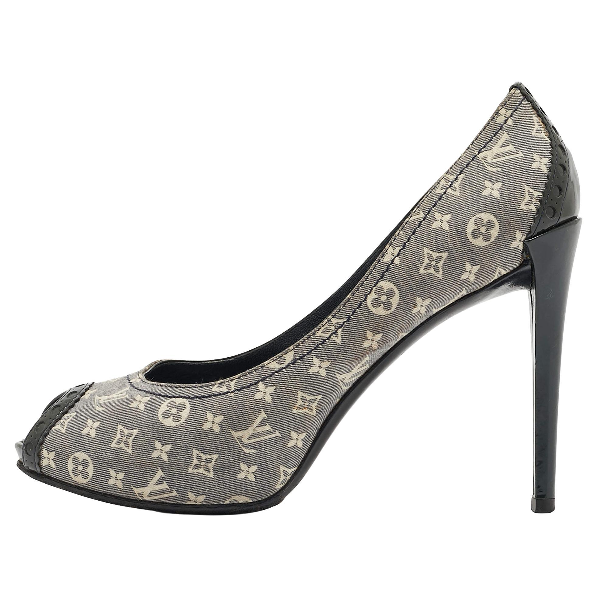Louis Vuitton Grey/Green Canvas Peep Toe Romance Pumps Size 38 For Sale