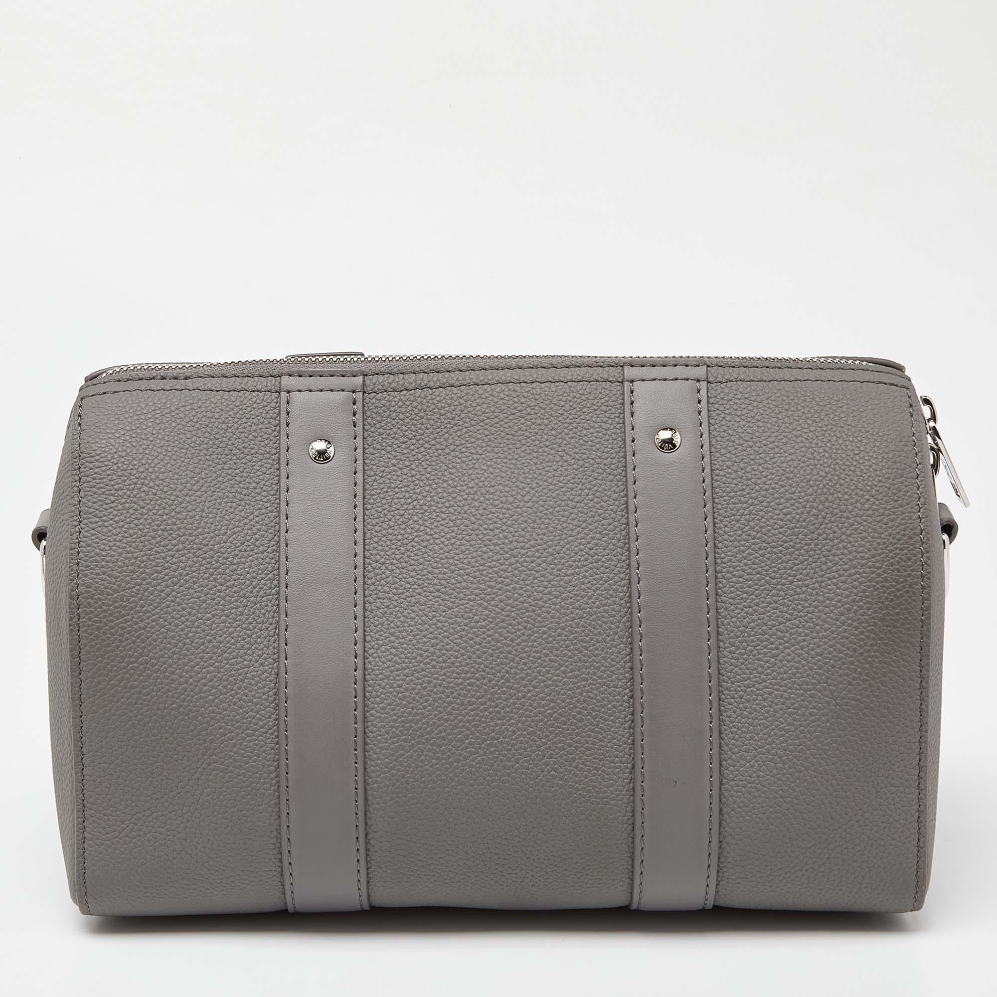 Transportez tout ce dont vous avez besoin avec style grâce à ce sac Louis Vuitton City Keepall. Fabriqué à partir des meilleurs matériaux, c'est un accessoire qui promet un style et une utilisation durables.

Comprend : Sac à poussière d'origine,