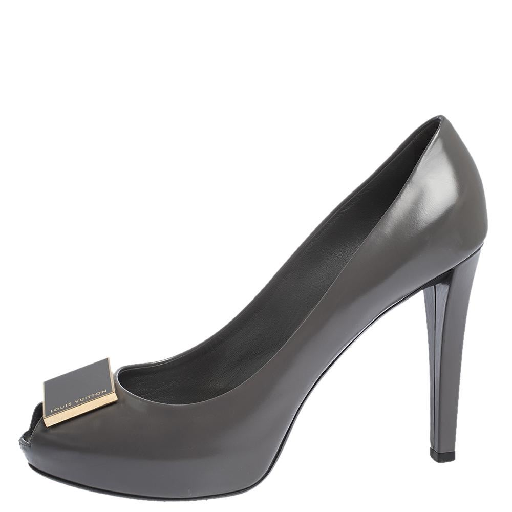 Stylish, sophisticated and glamorous, these pumps by Louis Vuitton will make sure your formal ensembles are elevated instantly. Crafted from quality leather, they come in a lovely shade of grey. They are styled with peep toes, logo detailing on the