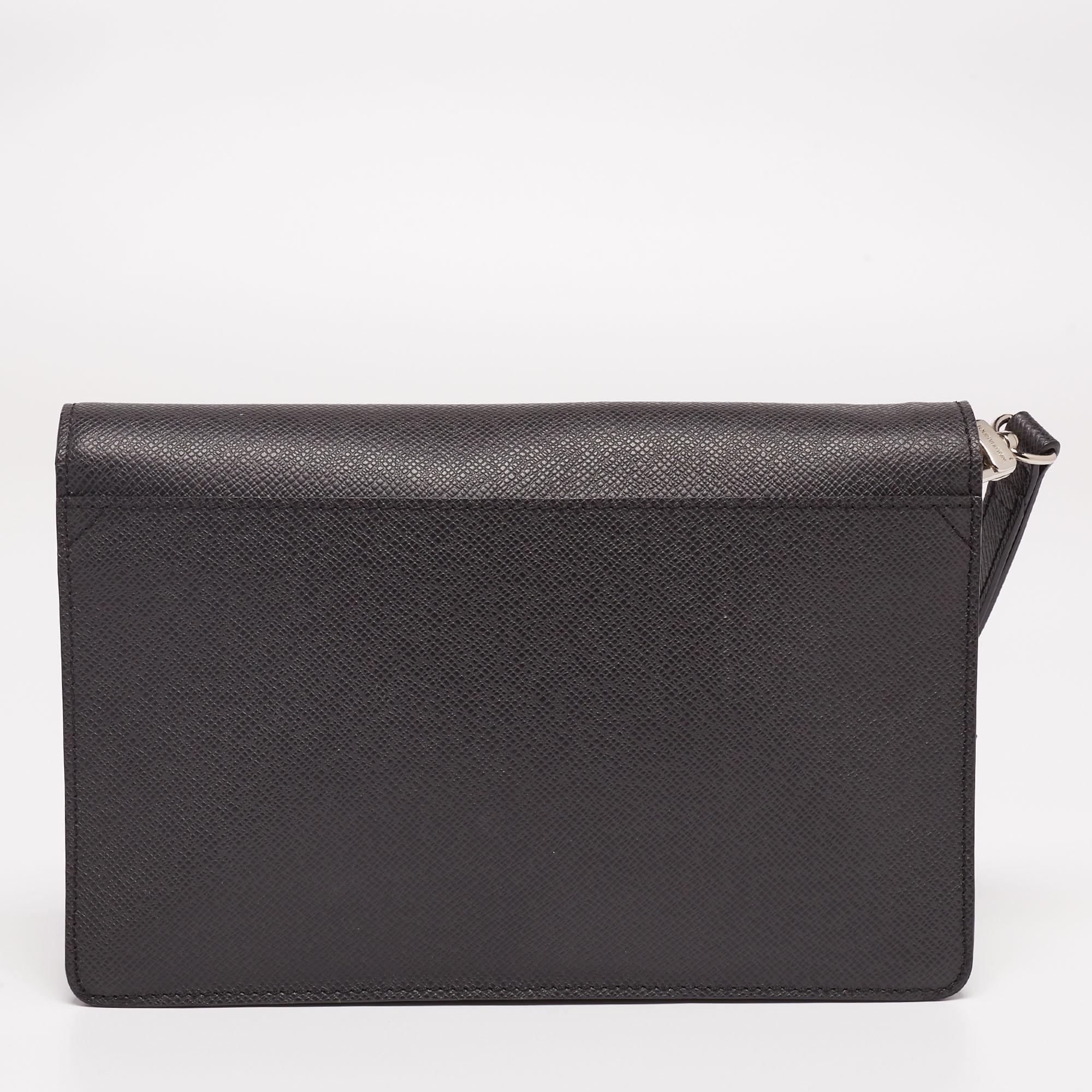This gorgeous clutch by Louis Vuitton is a creation that is not only chic but also exceptionally well-made. It is a design that is simple and sophisticated. Meticulously crafted from leather, it flaunts a grey shade and a front flap that leads to a