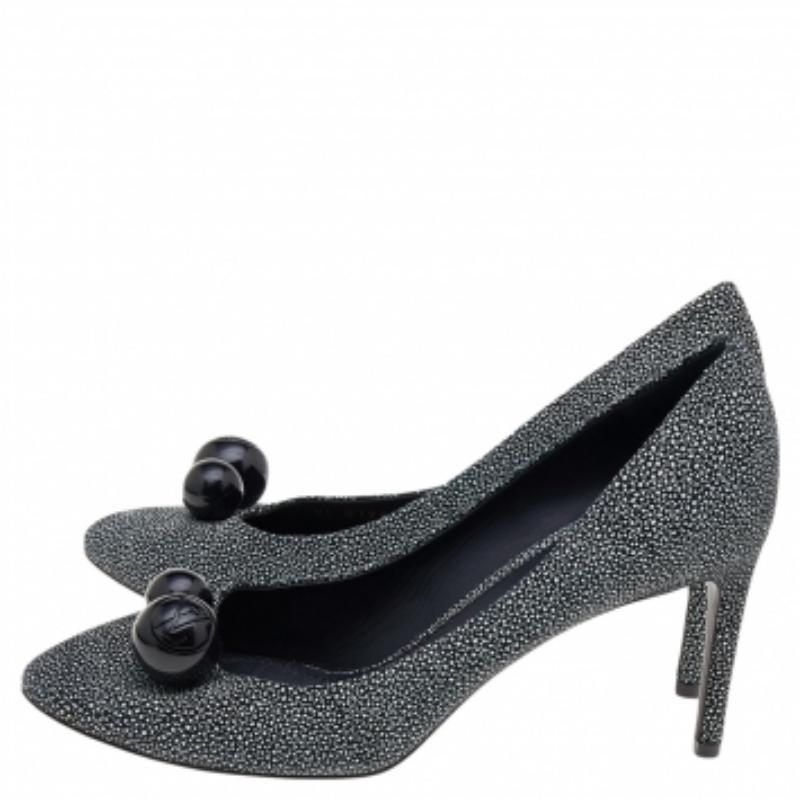 Présentés par la maison Louis Vuitton, ces magnifiques escarpins sont conçus avec des caractéristiques sélectives pour offrir élégance et prestance. Elles sont fabriquées en cuir gris et ont une forme élégante. Ces escarpins LV ont des orteils