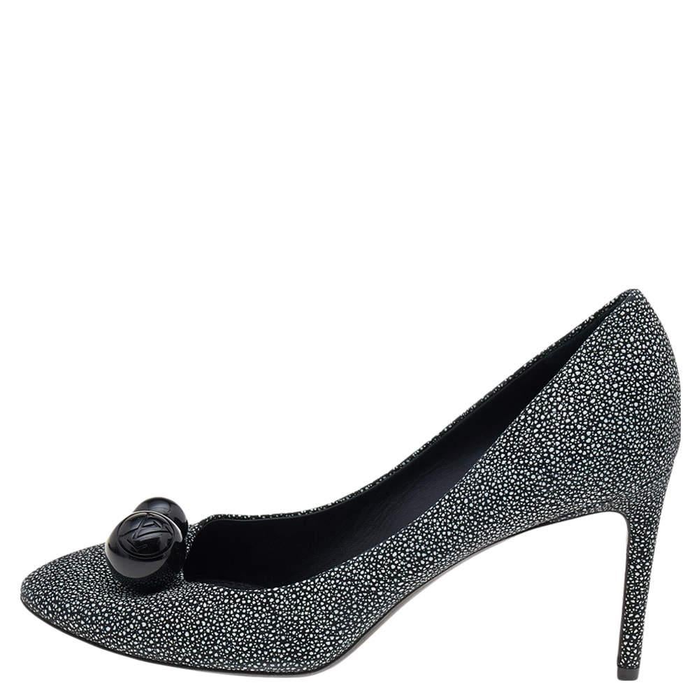 Presented by the House of Louis Vuitton, these gorgeous pumps are designed with selective features to offer elegance and poise. They are made from grey leather into a sleek shape. These LV pumps have slightly pointed toes, pointy heels, and a