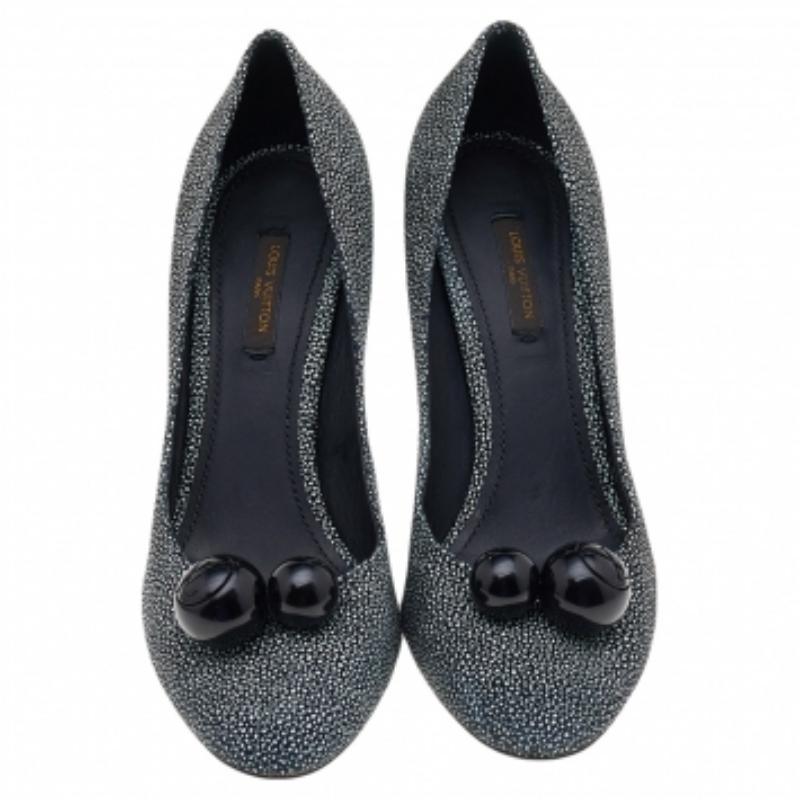 Louis Vuitton - Escarpins à bout pointu en cuir gris - Taille 38,5 Bon état - En vente à Dubai, Al Qouz 2