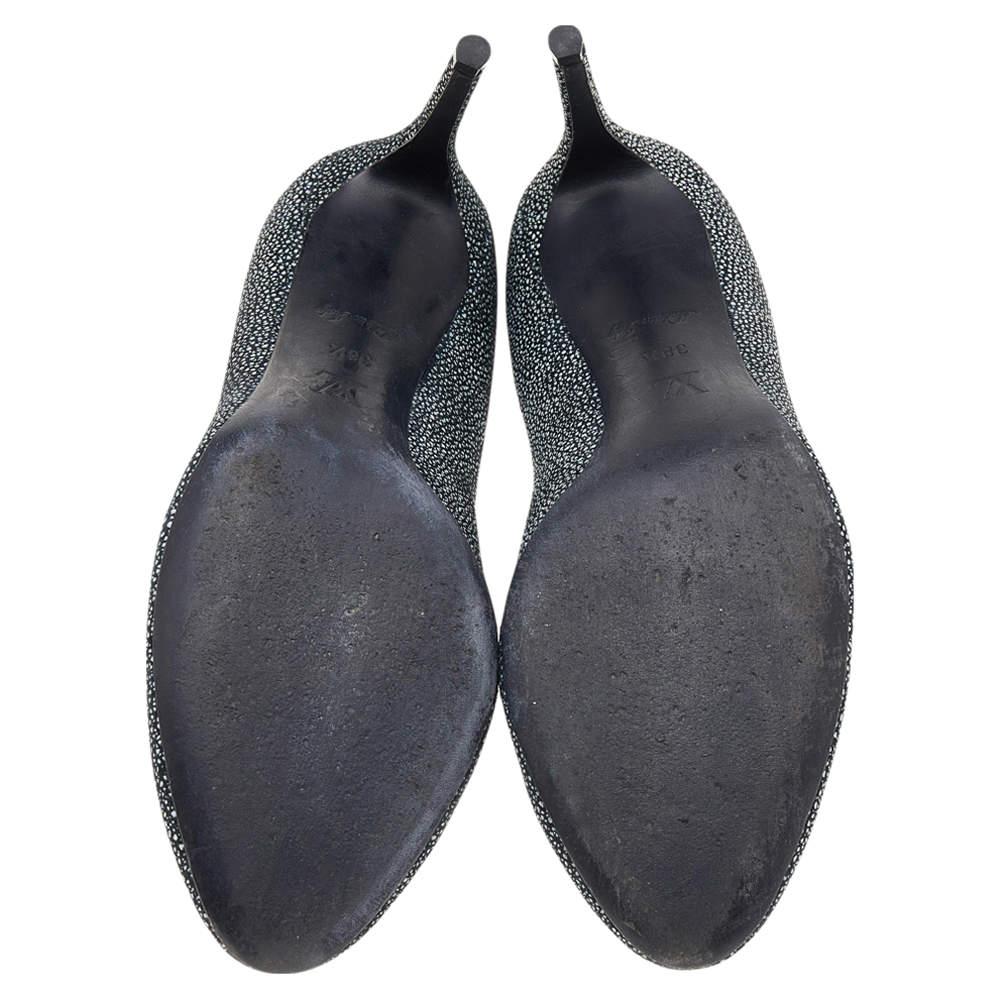 Louis Vuitton Grey Leather Pointed Toe Pumps Size 38.5 In Good Condition For Sale In Dubai, Al Qouz 2