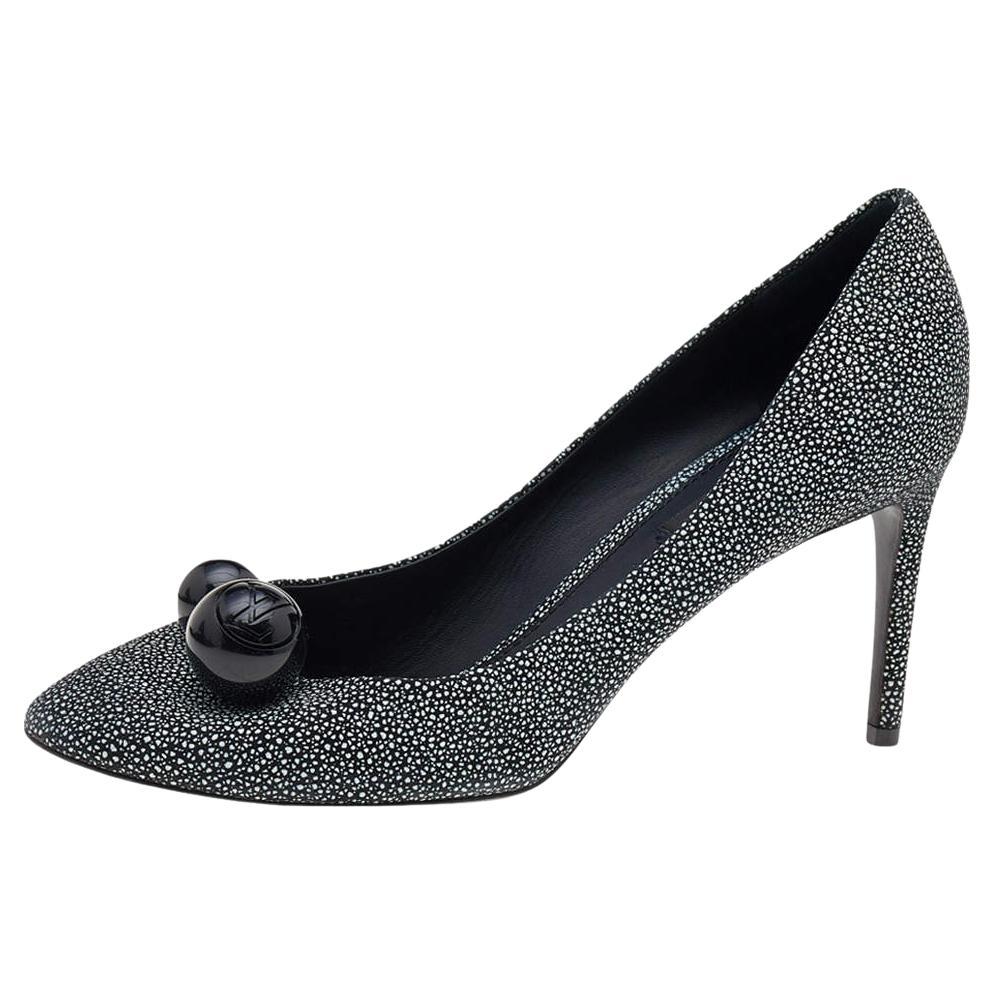 Louis Vuitton Grey Leather Pointed Toe Pumps Size 38.5 For Sale